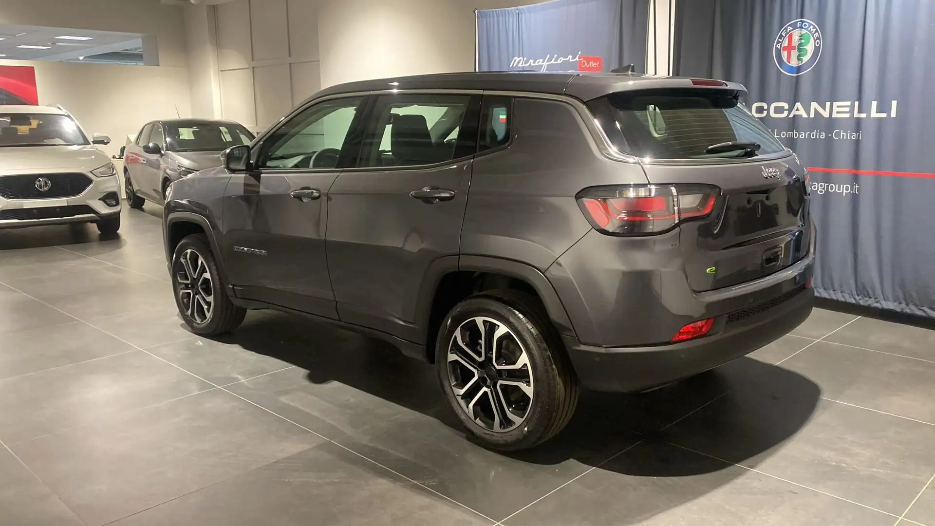 Jeep Compass 1.5 Turbo T4 130CV MHEV 2WD Altitude Gris - 2