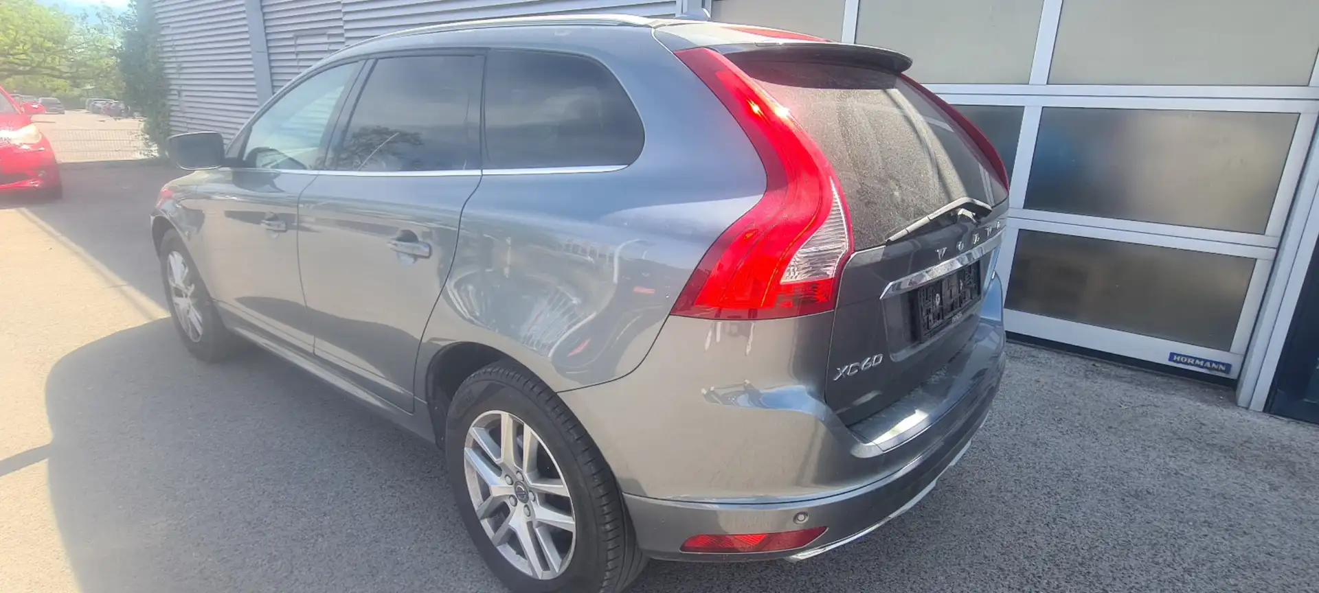 Volvo XC60 Basis AWD Grau - 2