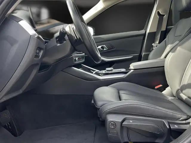 BMW 3 Series view 13