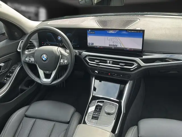 BMW 3 Series view 15