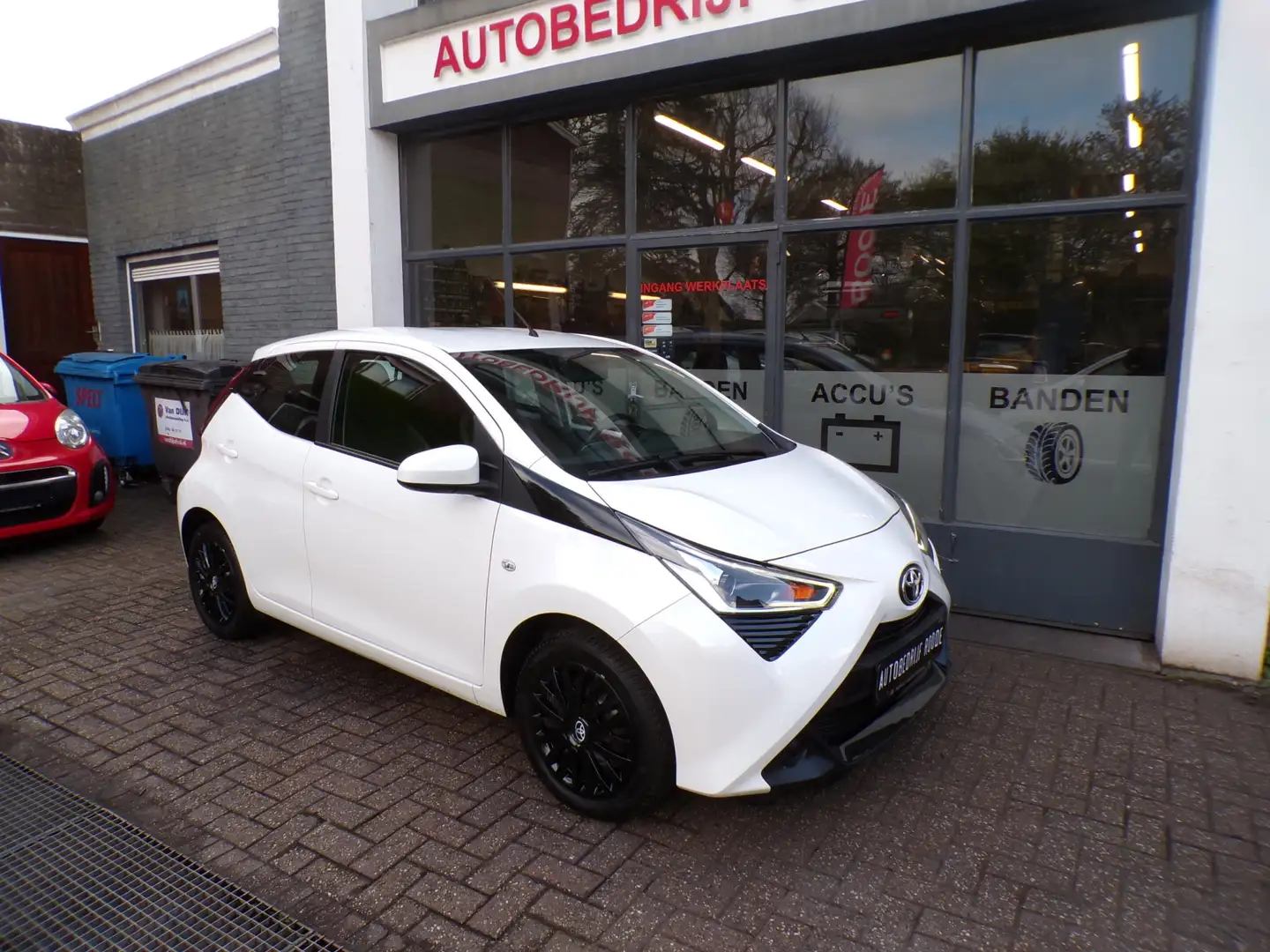 Toyota Aygo 1.0 VVT-i x-joy AUTOMAAT,1 EIGENAAR,ZEER MOOI !!! Wit - 2
