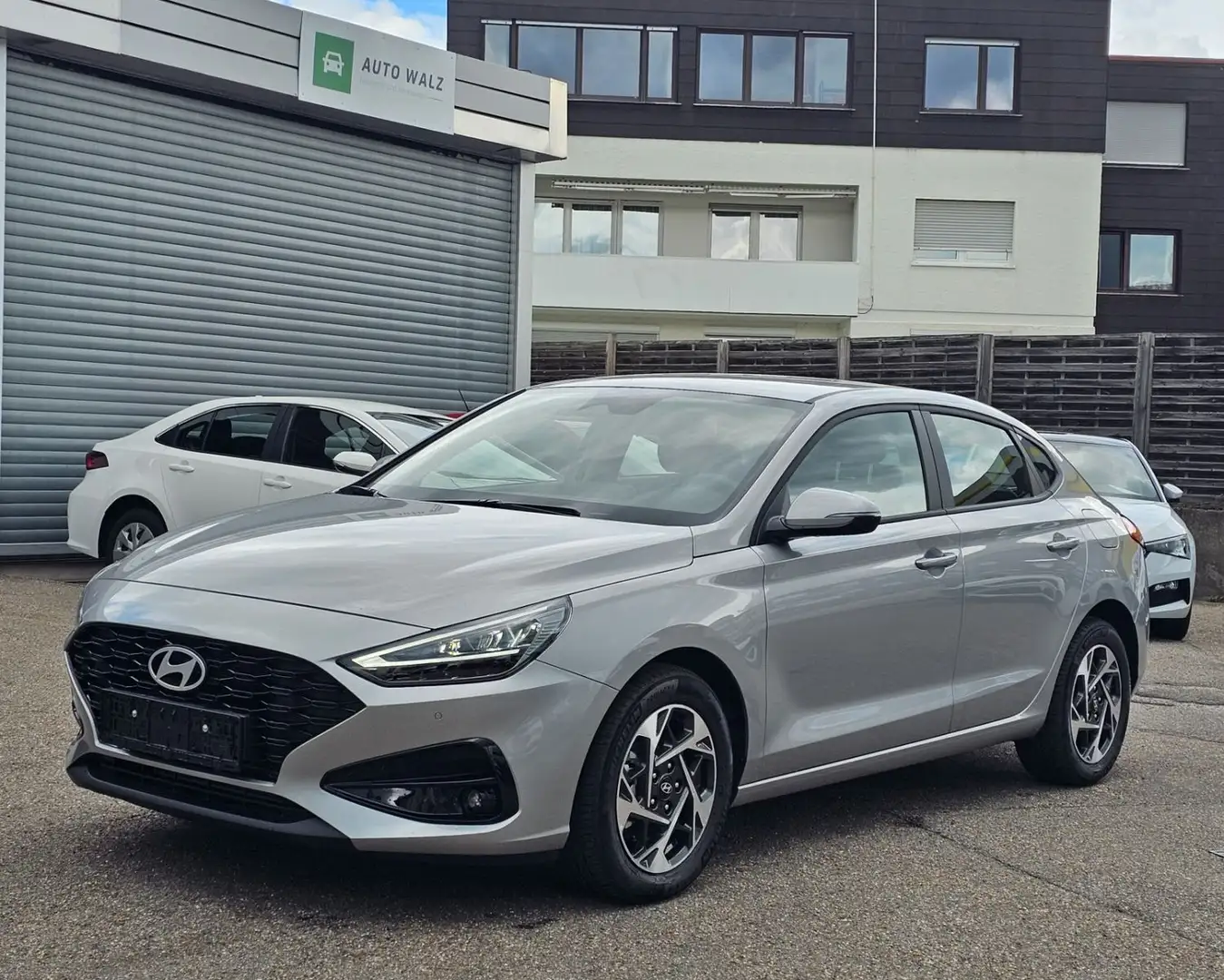 Hyundai i30 1.5 T-GDI Hybrid Fastback Smart Grau - 2