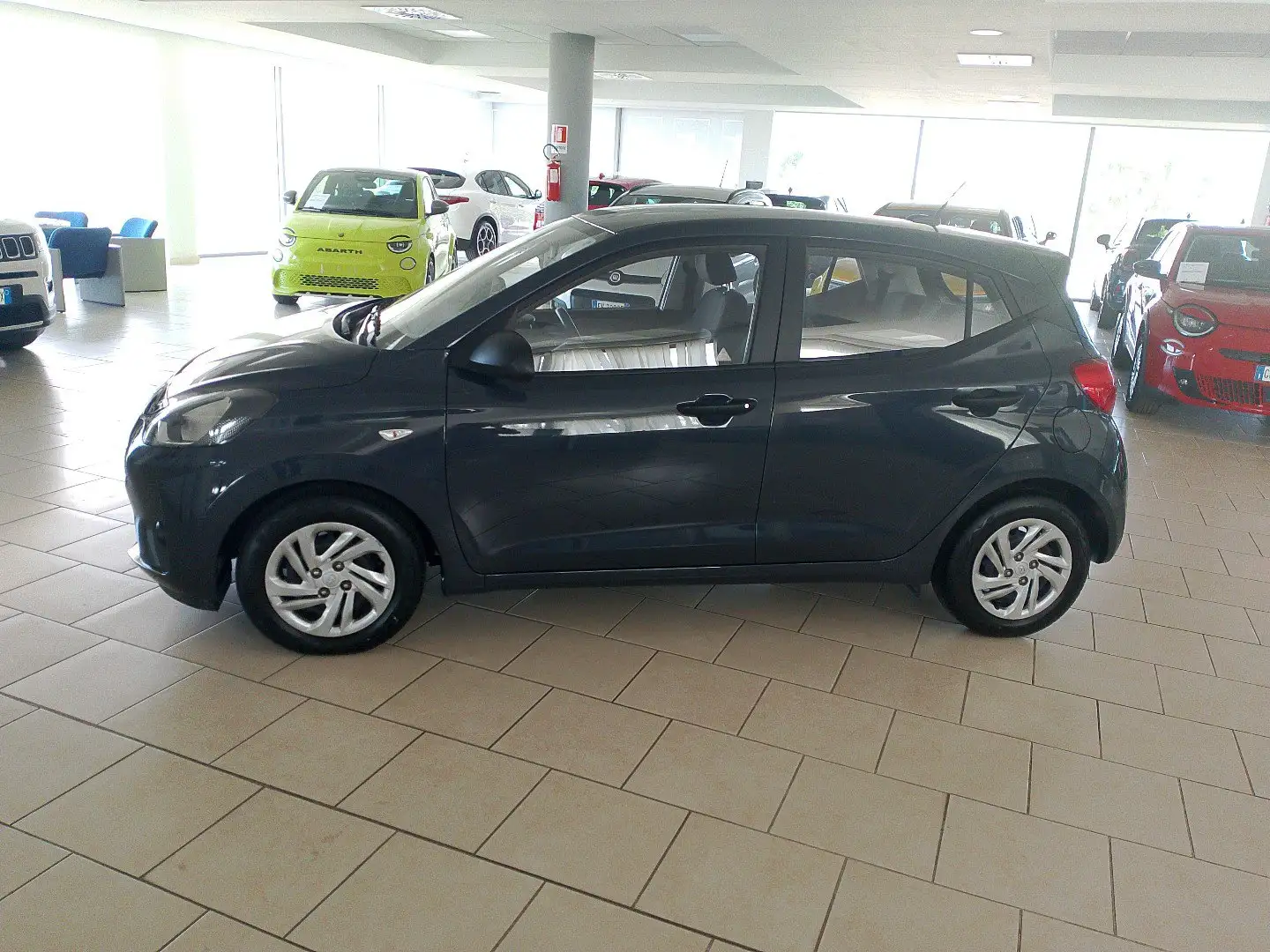 Hyundai i10 1.0 MPI Advanced Gris - 2