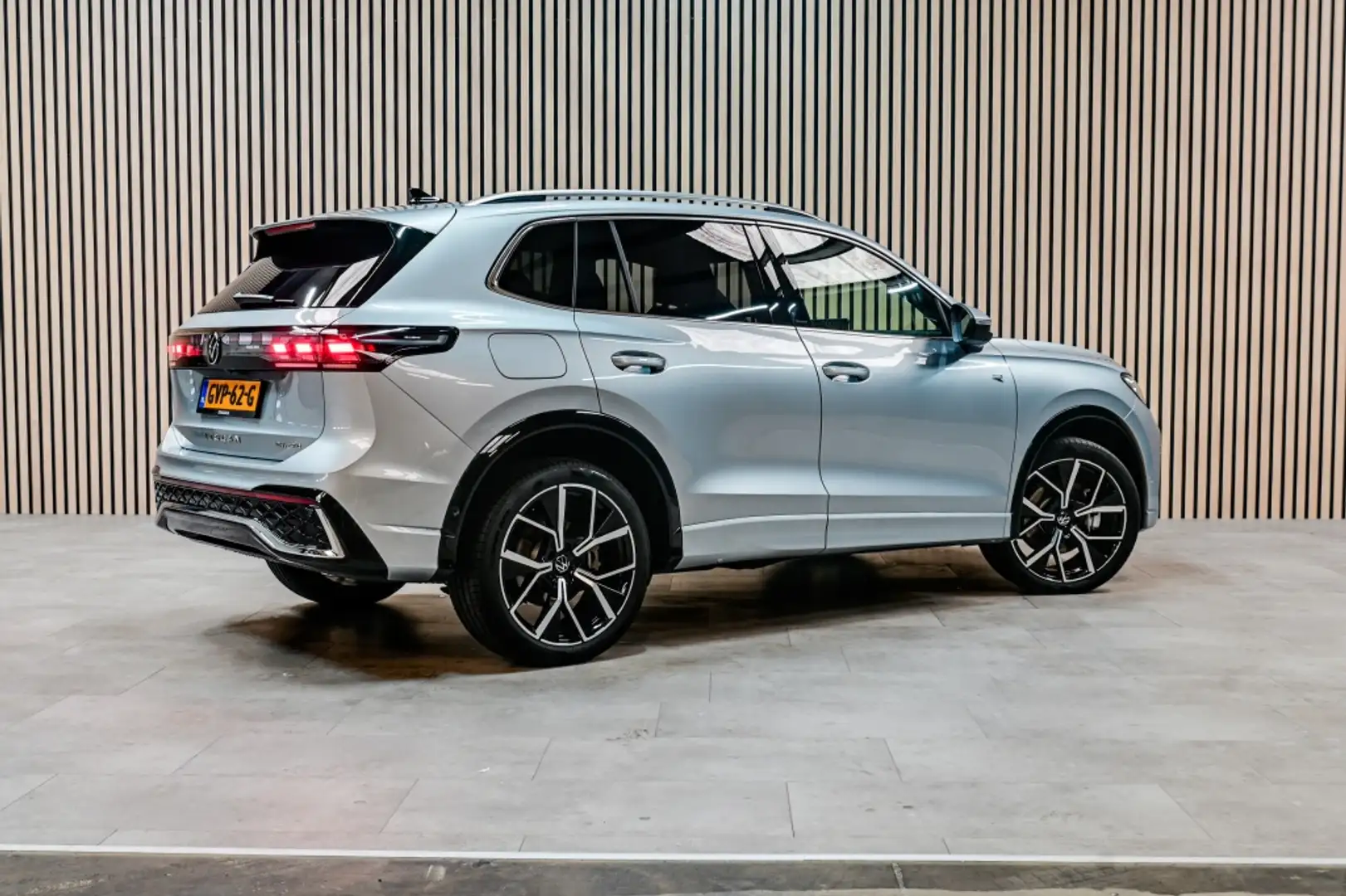 Volkswagen Tiguan 1.5 eHybrid R-Line | 272 PK | PANO | STOELVERWARMI Grijs - 2