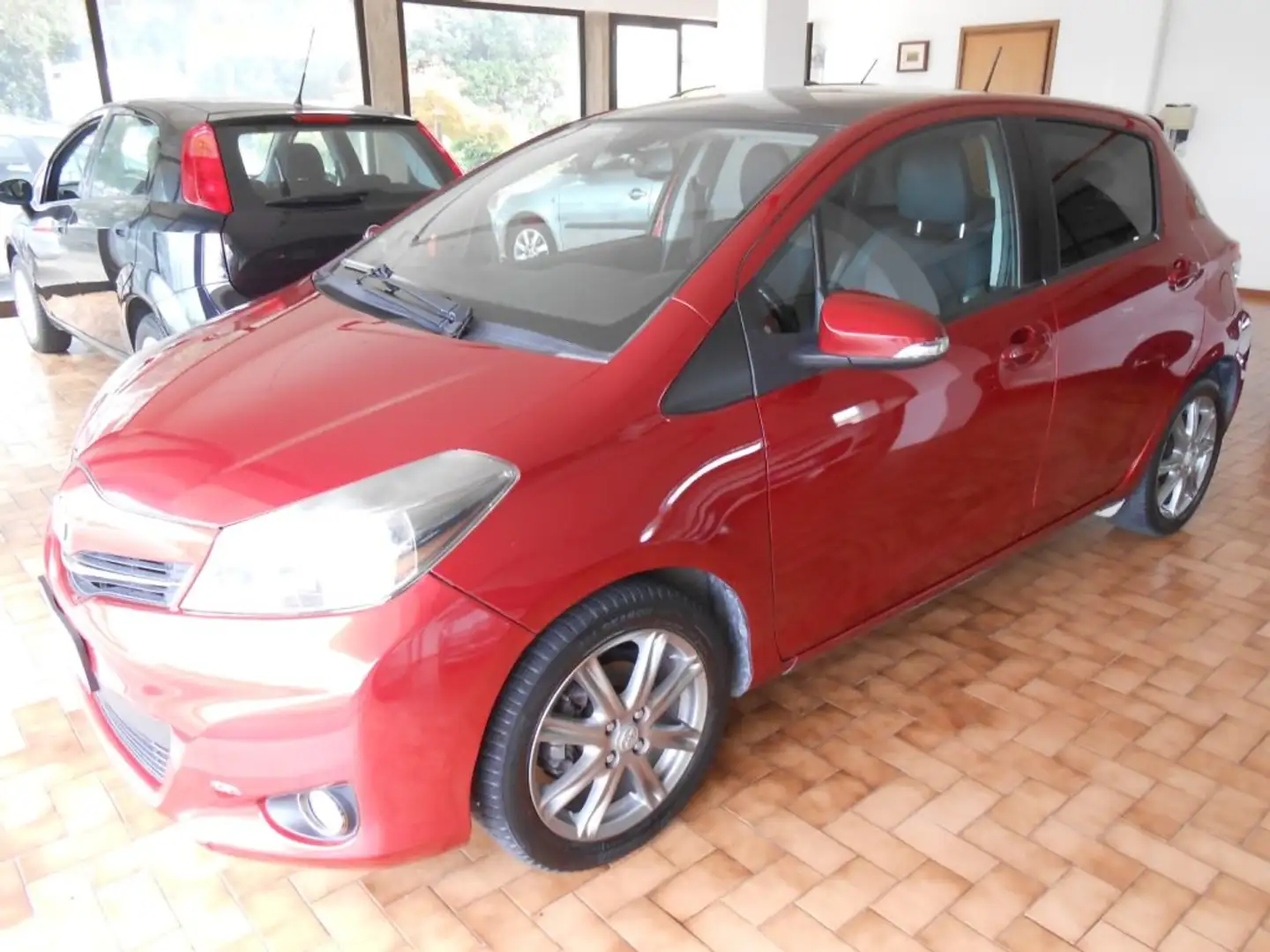 Toyota Yaris 1.3 5 porte Style OK NEOPAT. Rojo - 1