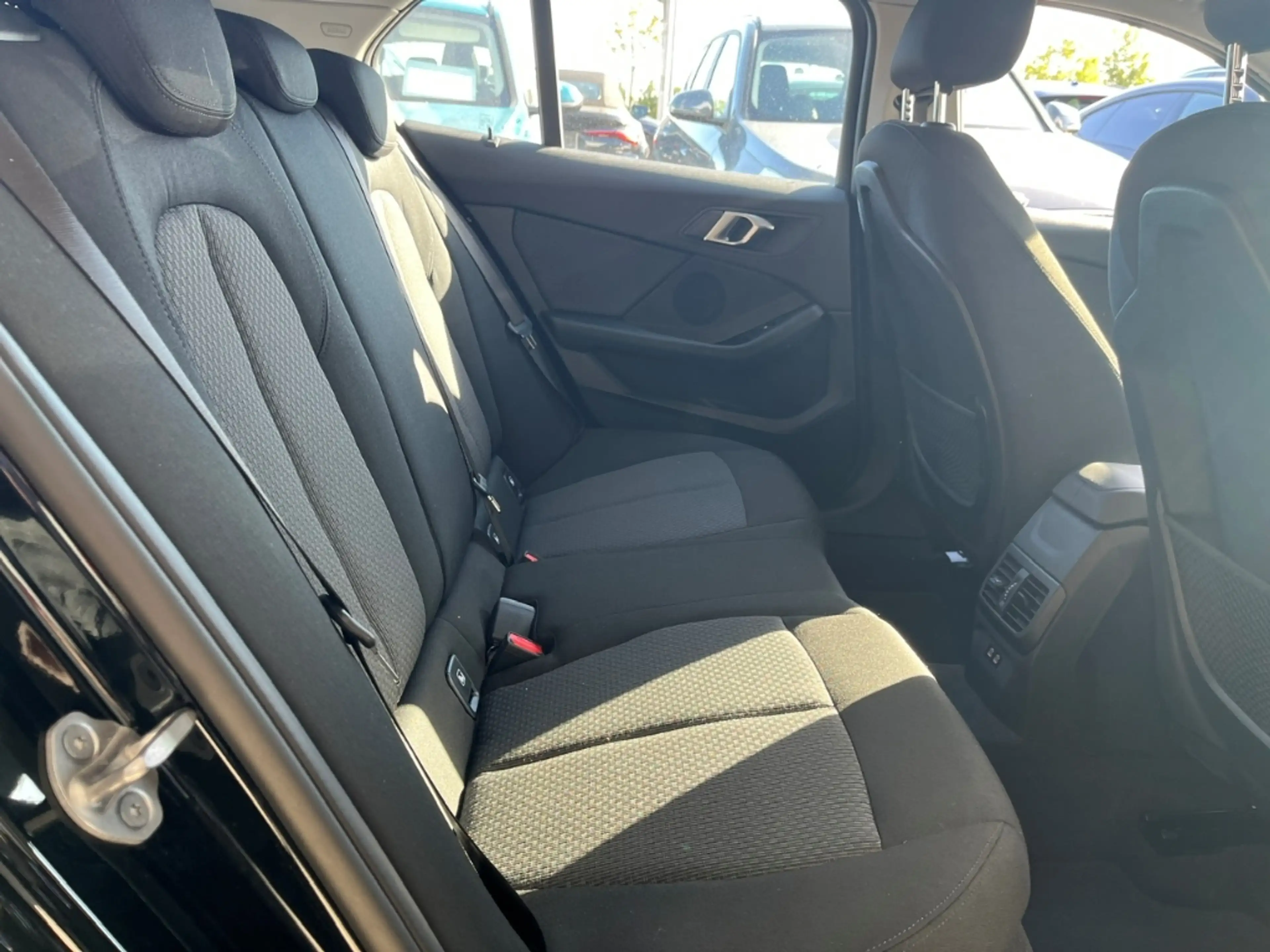 BMW 116 iA Lim. LMR Navi LED Parkass. SHZ Tempomat LiveCoc — photo 8