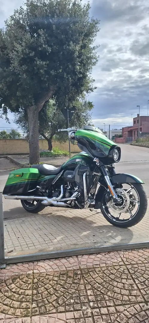 Harley-Davidson Street Glide CVO Verde - 2
