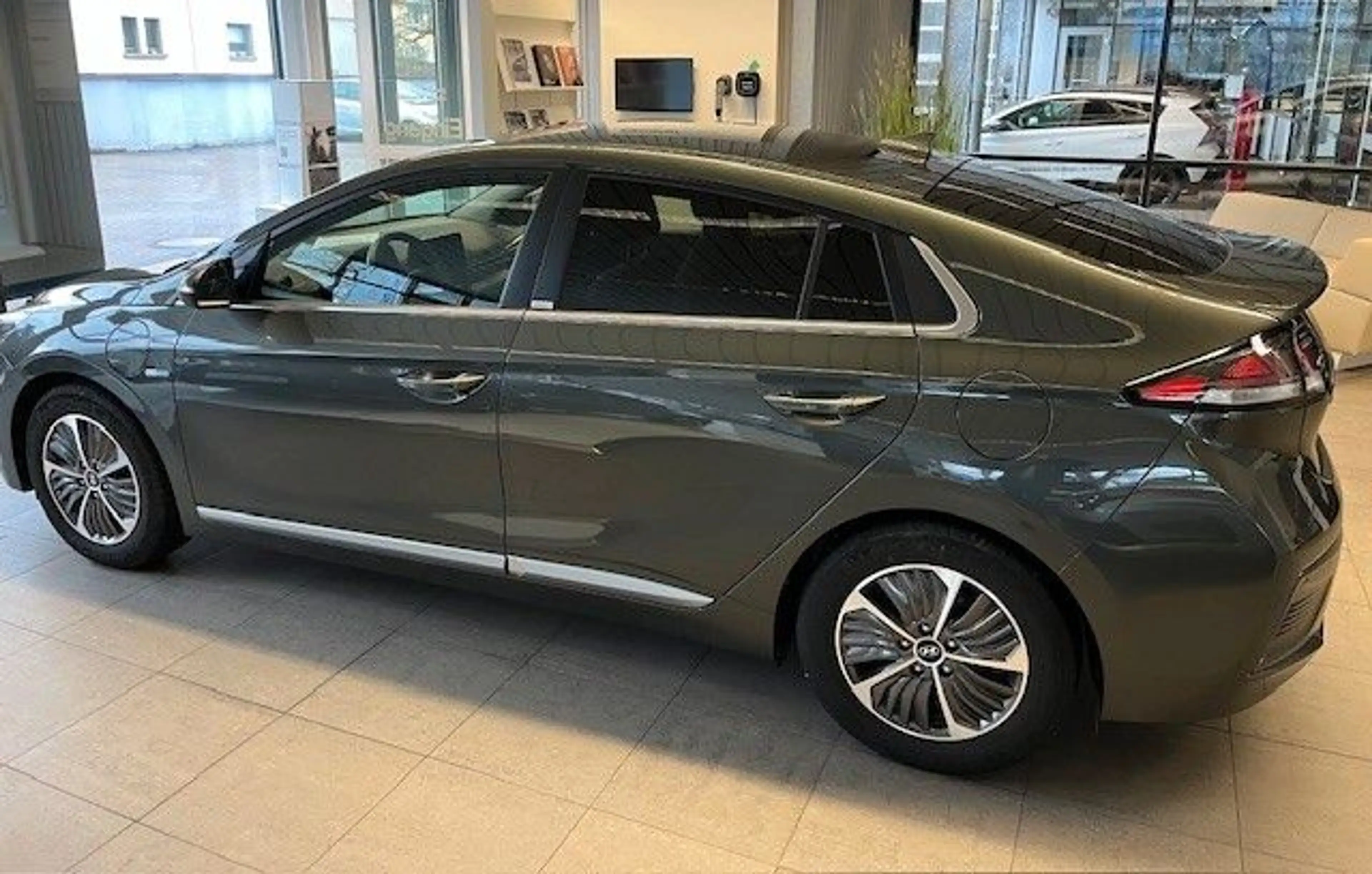 Hyundai IONIQ 1.6l GDi PLUG-IN HYBRID — photo 2