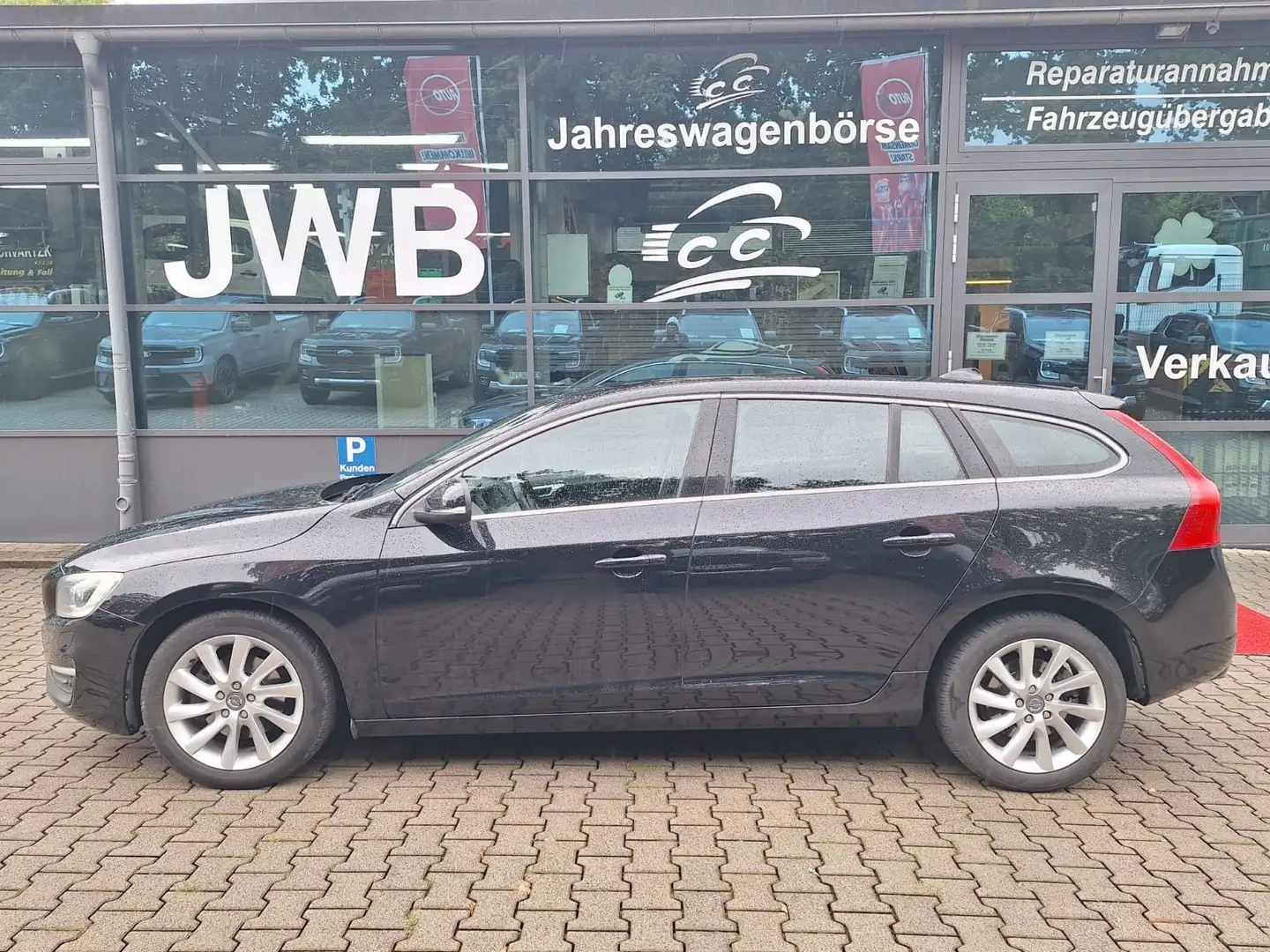 Volvo V60 2,0d Aut. Momentum Xenon Sitzhz KLIMA Np40t€ Noir - 1