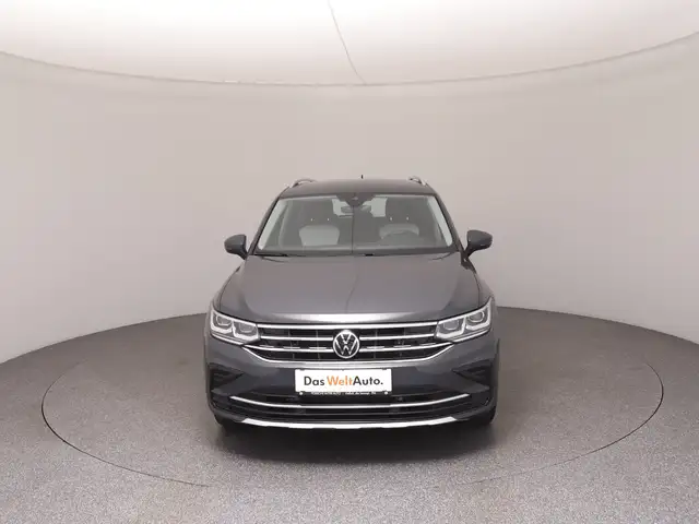 Volkswagen Tiguan view 3