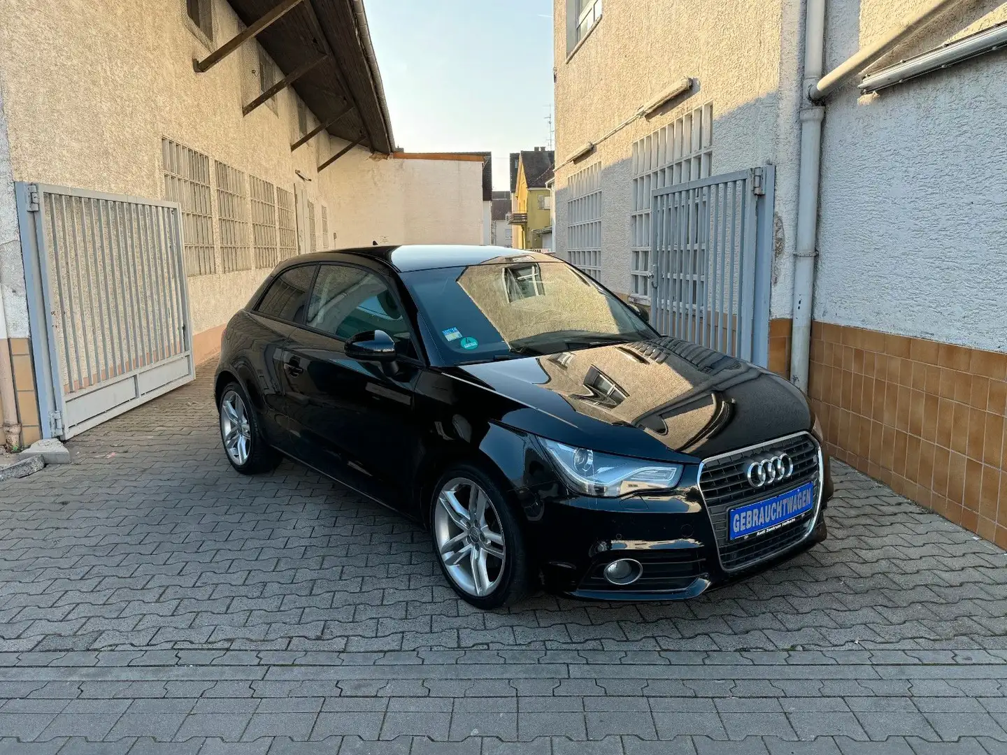 Audi A1 1.4 Ambition*Automatik*AC*PDC v.+h.*Alu*2.Hd Schwarz - 1