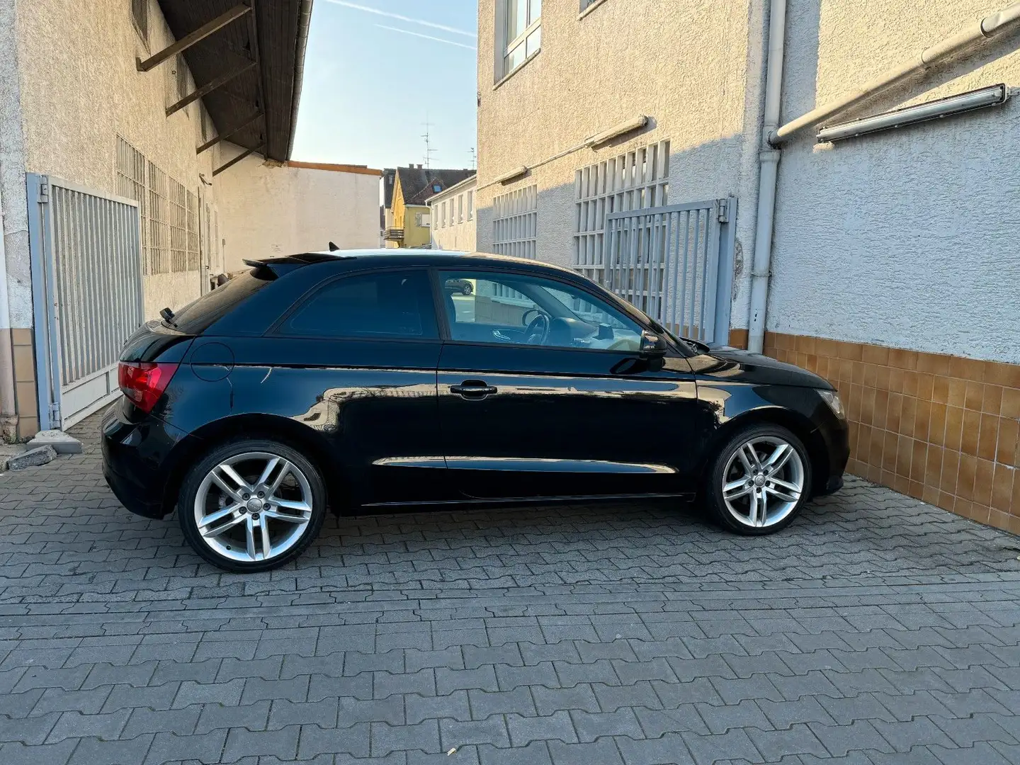 Audi A1 1.4 Ambition*Automatik*AC*PDC v.+h.*Alu*2.Hd Schwarz - 2
