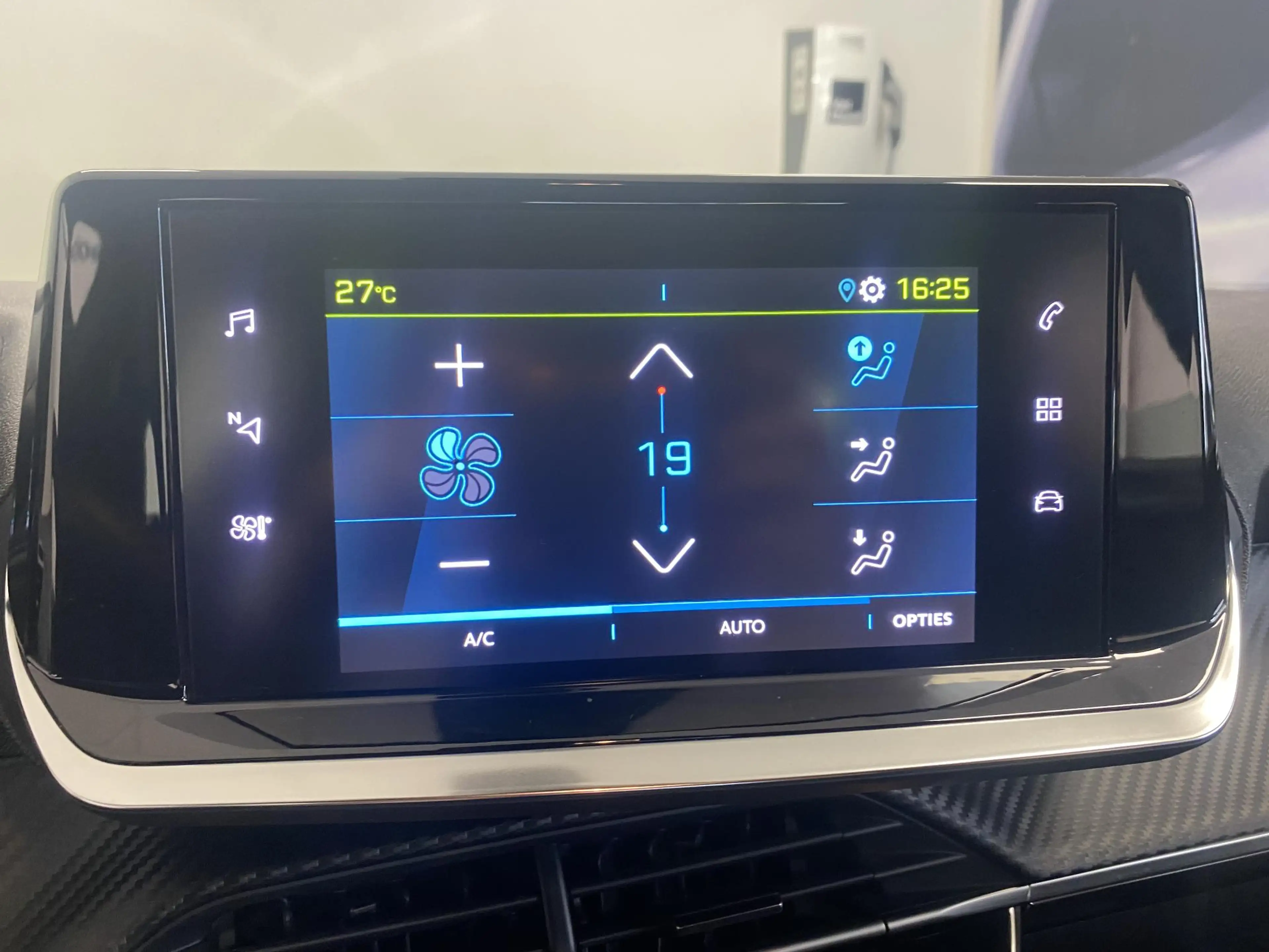 Peugeot e-2008 EV Active Pack 50 kWh | Apple Carplay & Android Au — photo 8