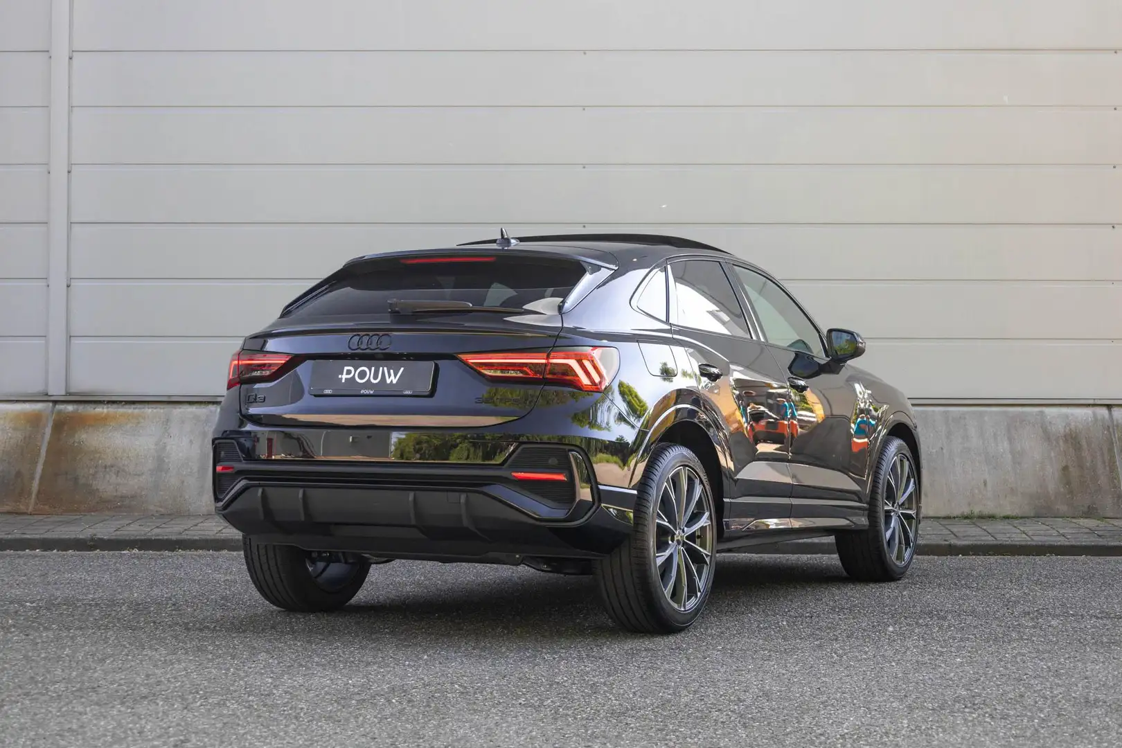 Audi Q3 Sportback 35 TFSI 150pk S Edition Competition | 21 Zwart - 2
