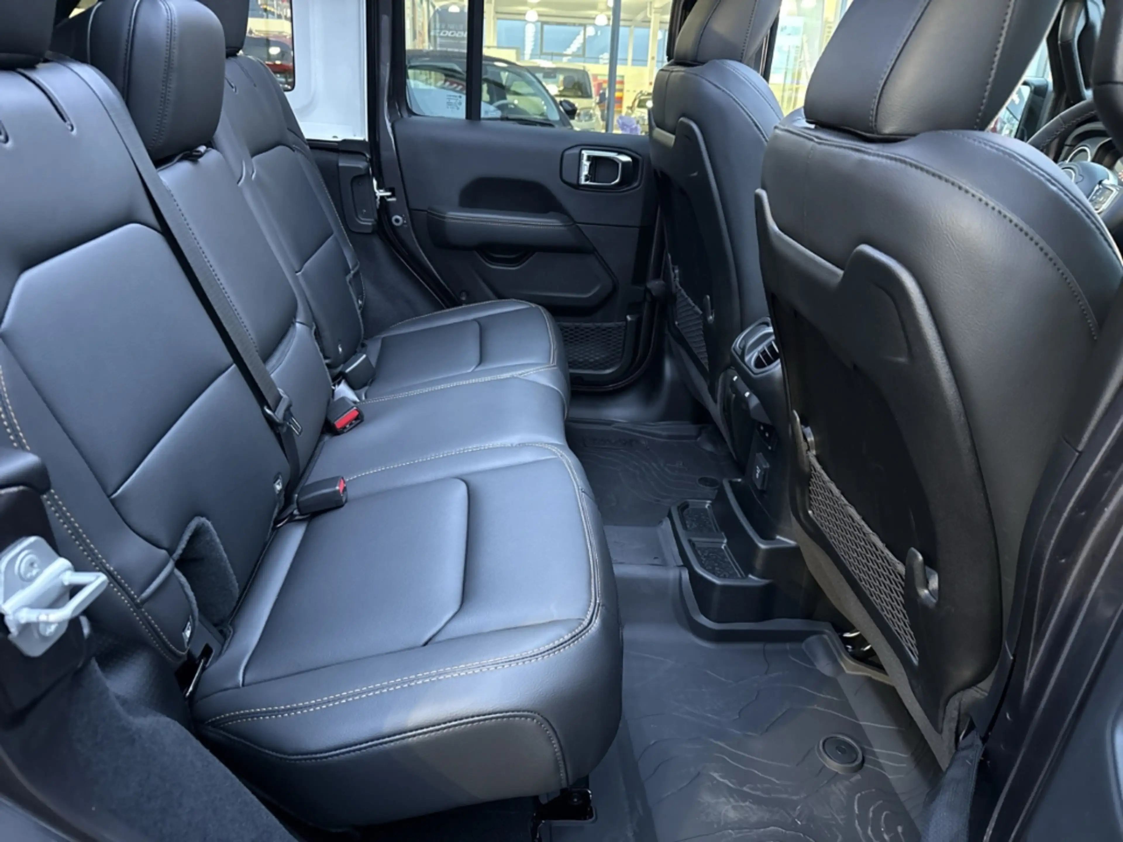 Jeep Wrangler Unlimited Sahara 2.0i T-GDI Navi Soundsystem — photo 11