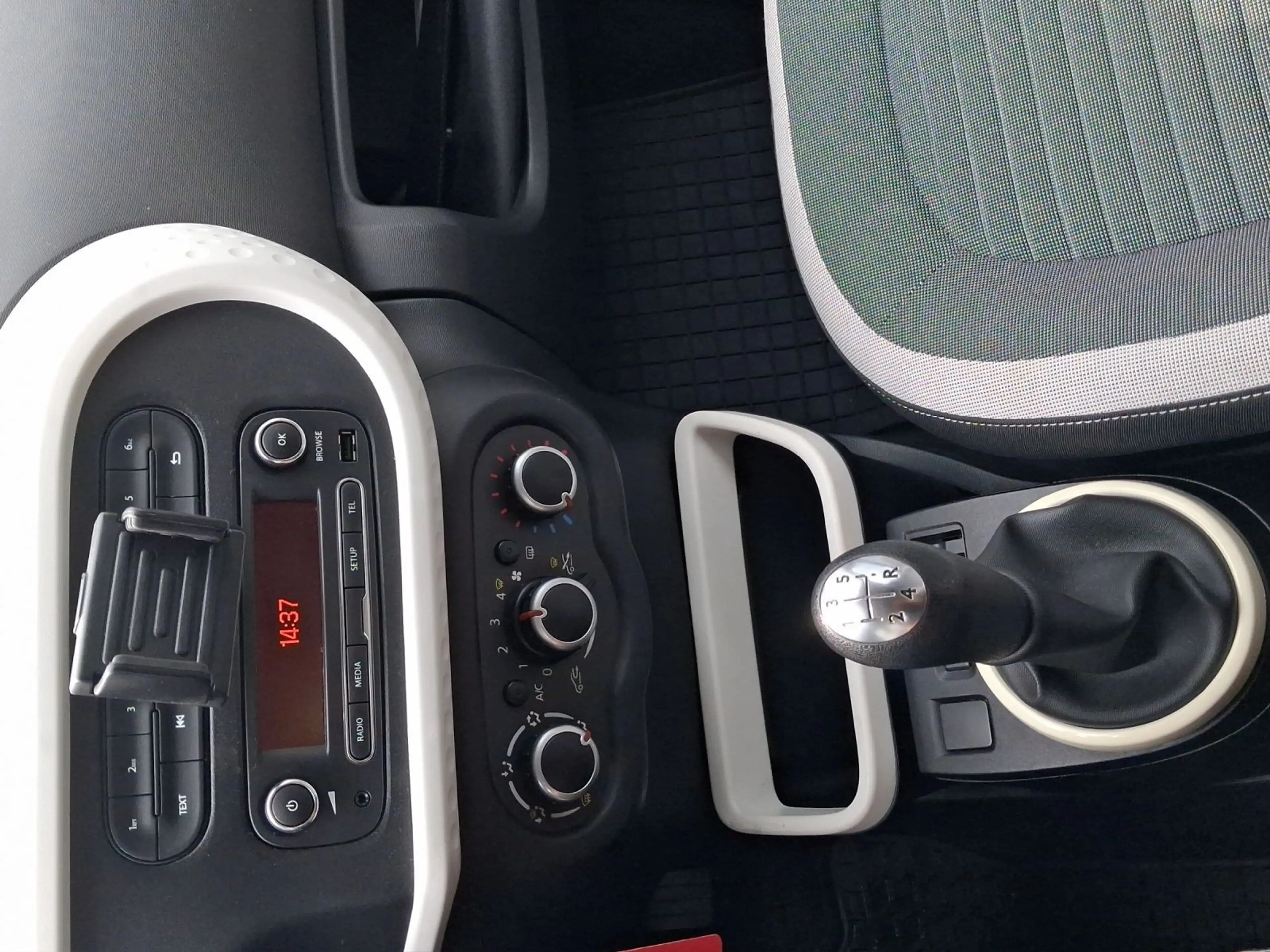 Renault Twingo 1.0 SCe EXPERIENCE KLIMA DAB+ — photo 11