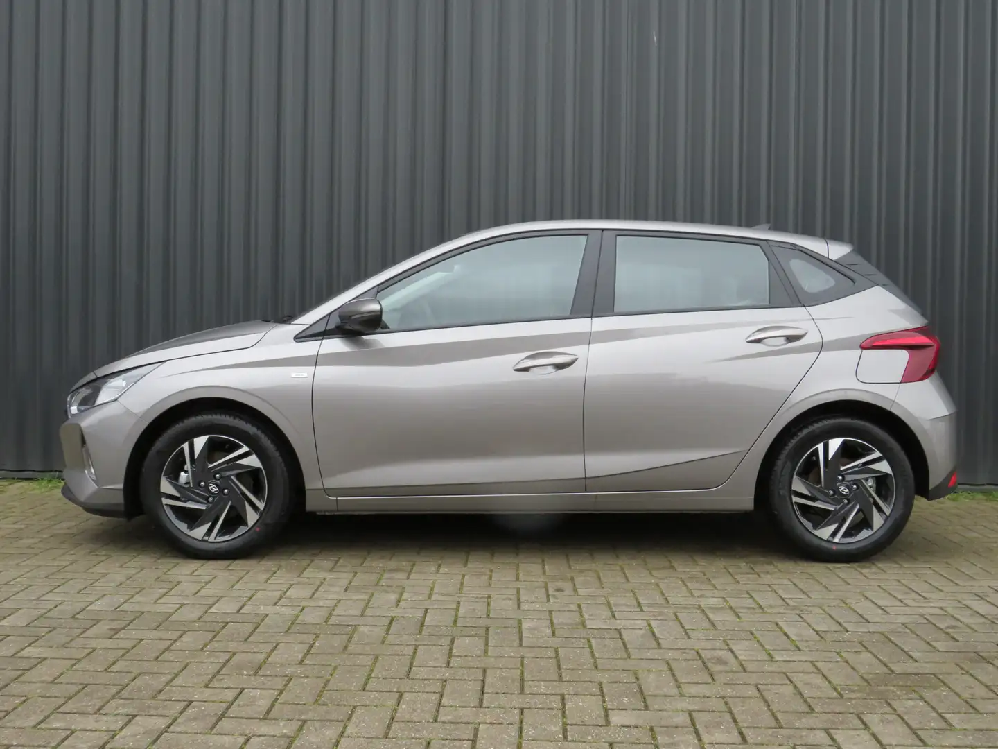 Hyundai i20 1.0 T-GDI Comfort Smart | VAN €26.630 VOOR €24.500 Grijs - 2