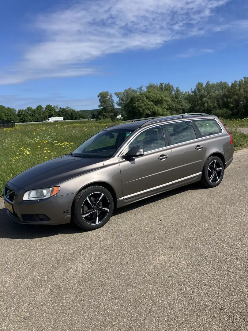 Volvo V70 2.5T Kinetic Bronce - 1