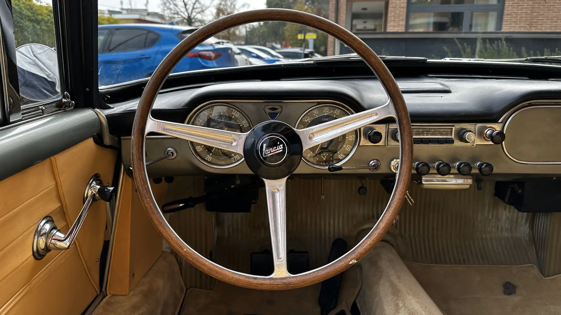 Lancia Flaminia Touring Convertibile Grau - 2