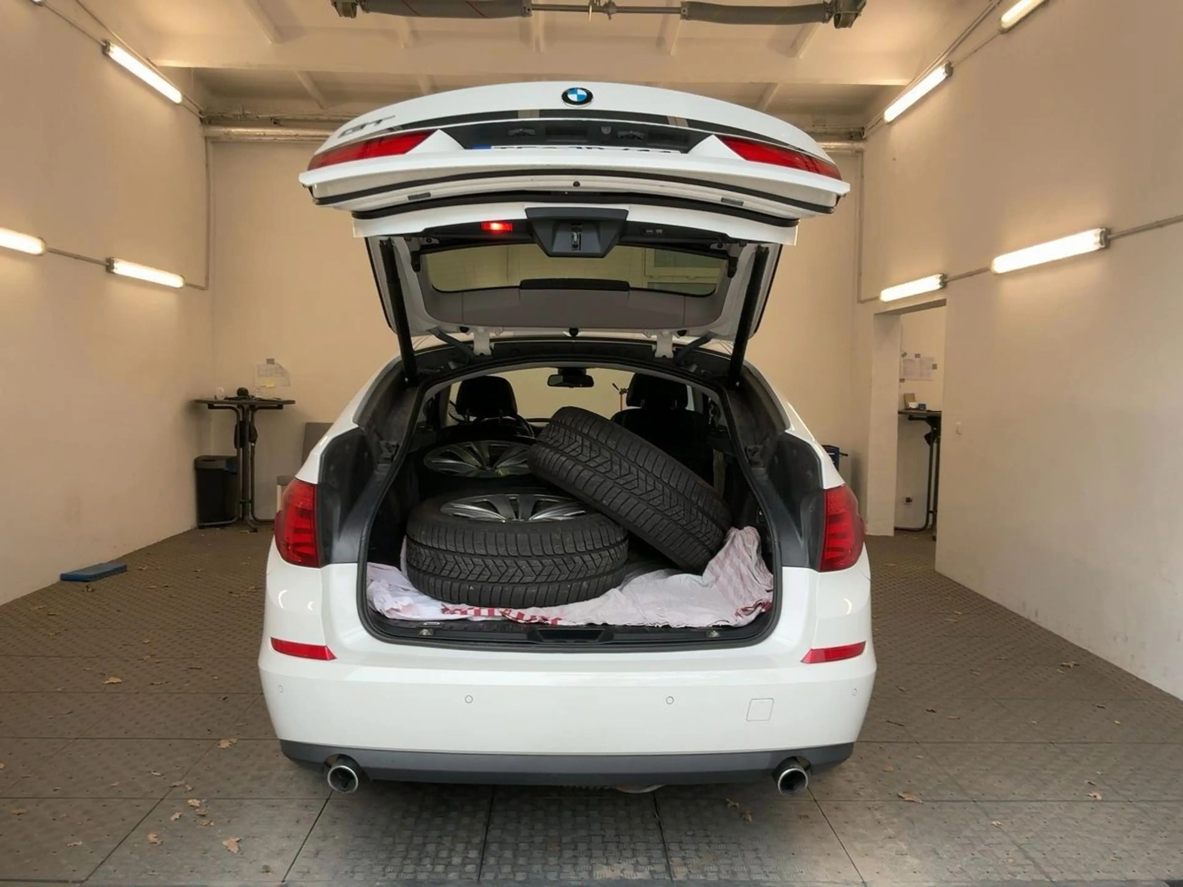 BMW 535 d GT xDrive /1.Hand/Scheckheft/PANO/FOND — photo 4