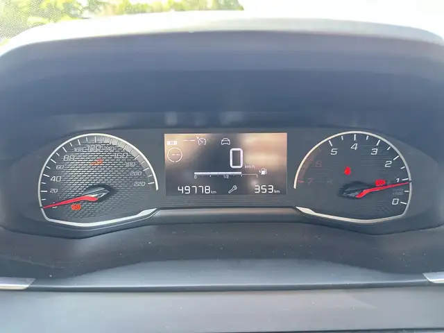 Peugeot 208 view 8