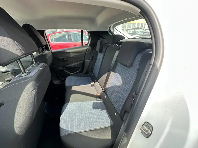 Peugeot 208 view 5