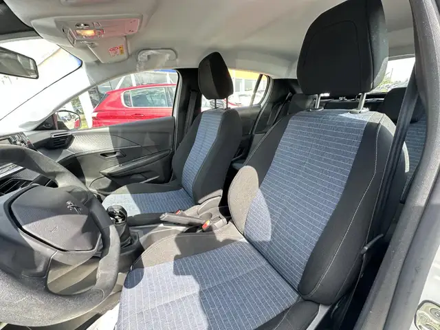 Peugeot 208 view 4