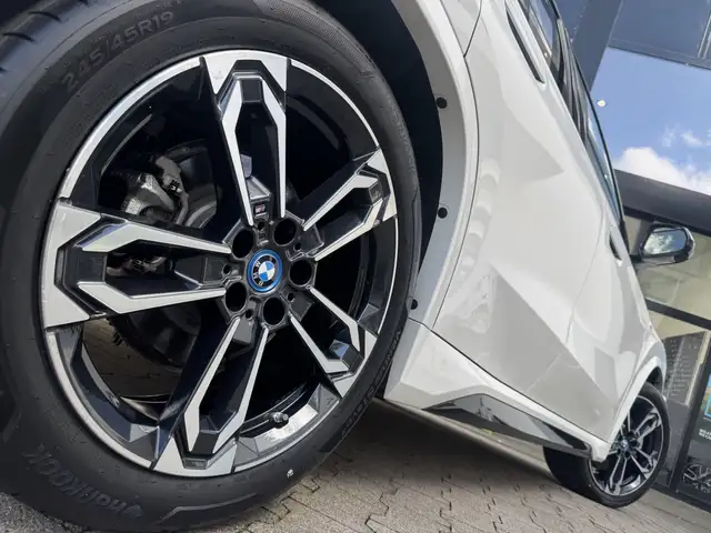 BMW iX1 view 4