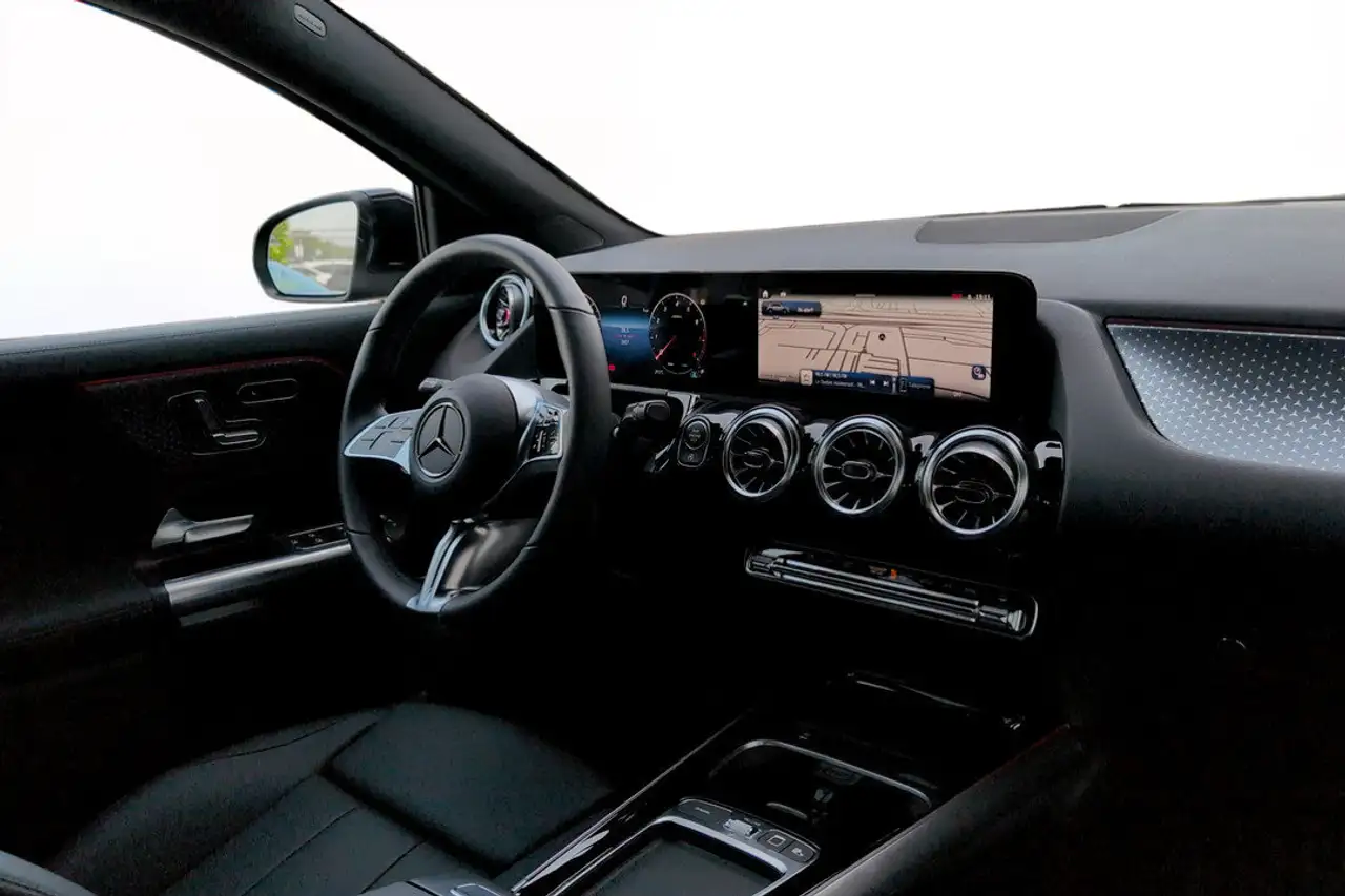 Mercedes-Benz GLA снимка Mercedes-Benz GLA