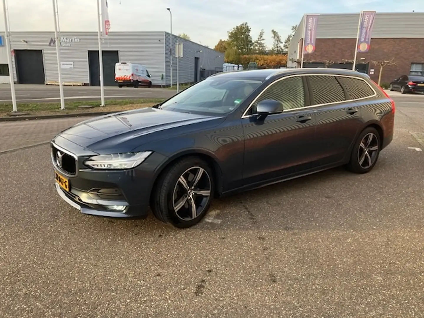 Volvo V90 2.0 T4 Momentum Blauw - 1