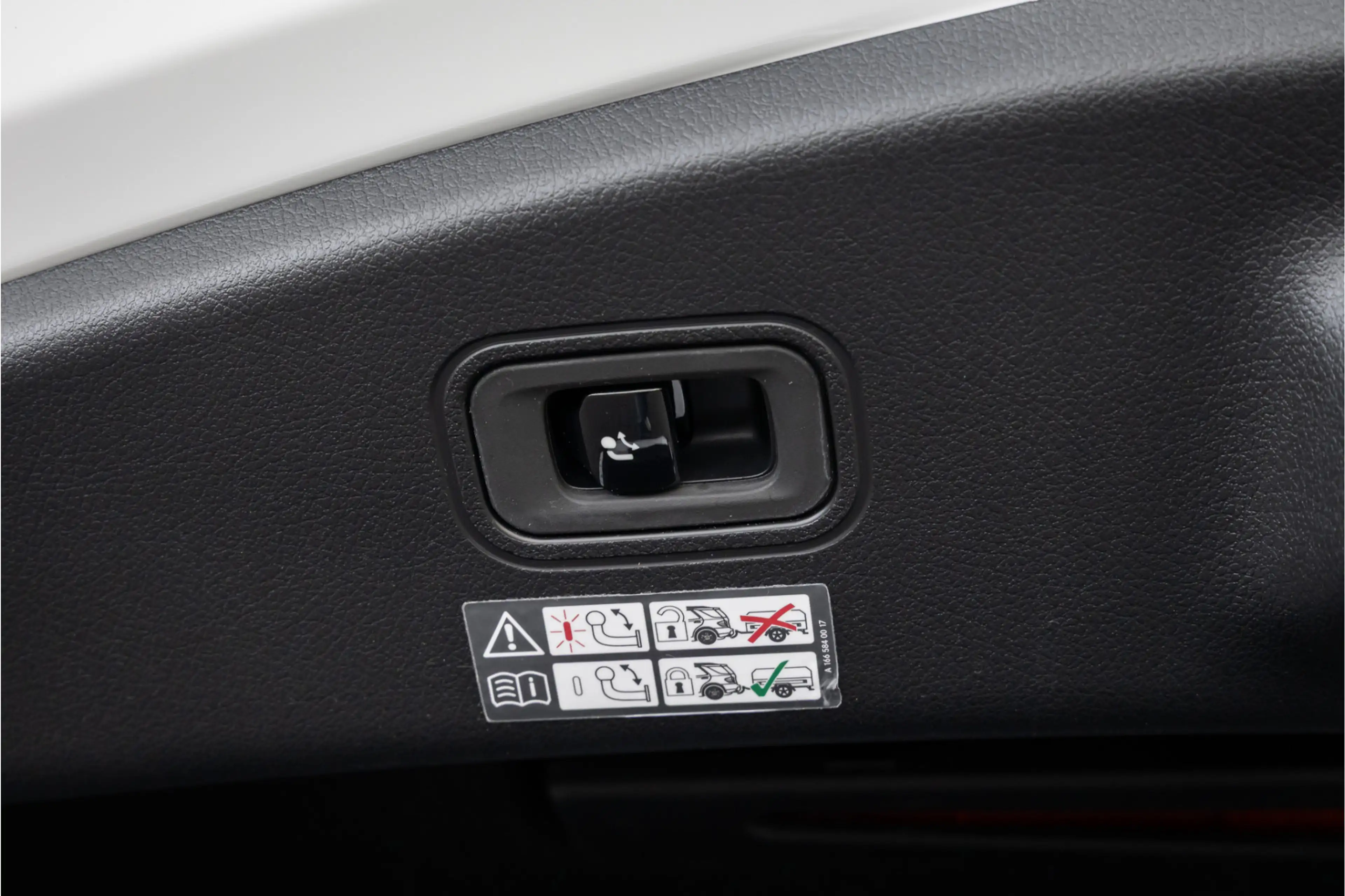 Mercedes-Benz CLE 200 Coupé AMG Line 20'' - Night - Burmester — photo 36