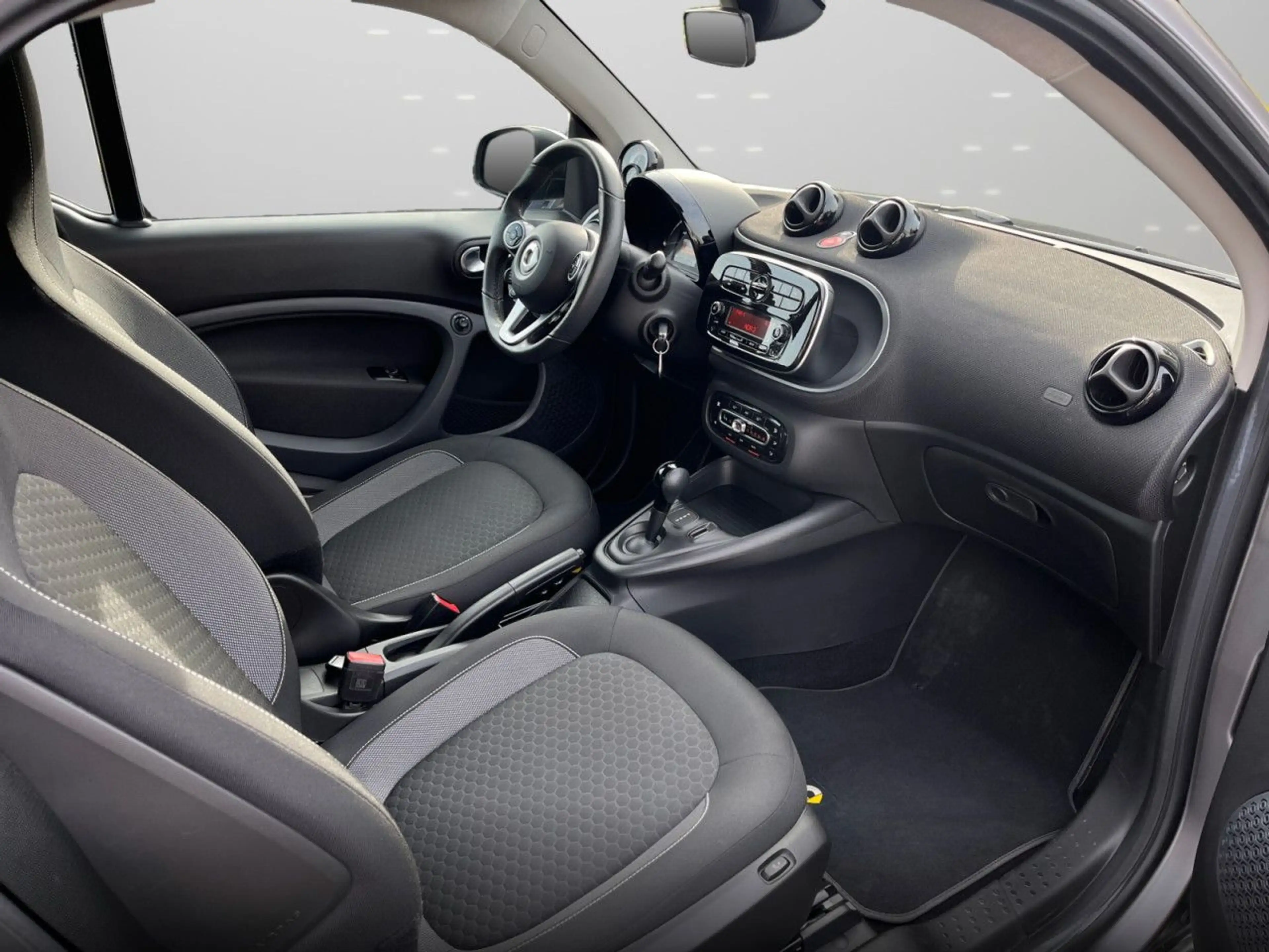 smart forTwo coupé 60kWed passion cool&Audio SHZ Tempom — photo 12