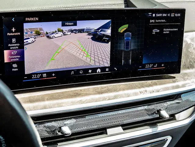 BMW X7 view 8