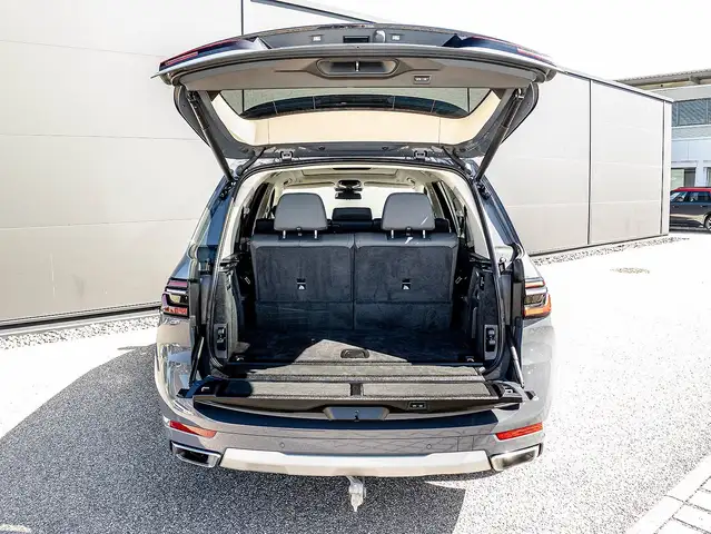 BMW X7 view 25