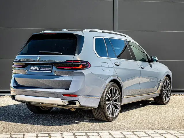 BMW X7 view 2