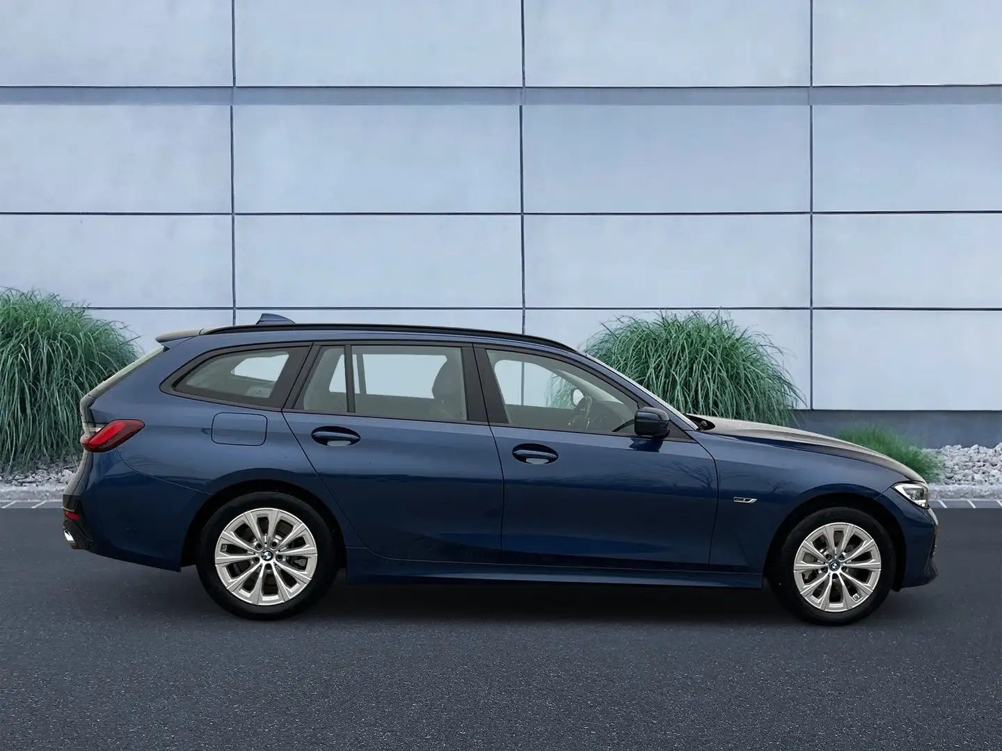 BMW 330 e xDrive Touring Advantage Head-Up HiFi DAB Blau - 2