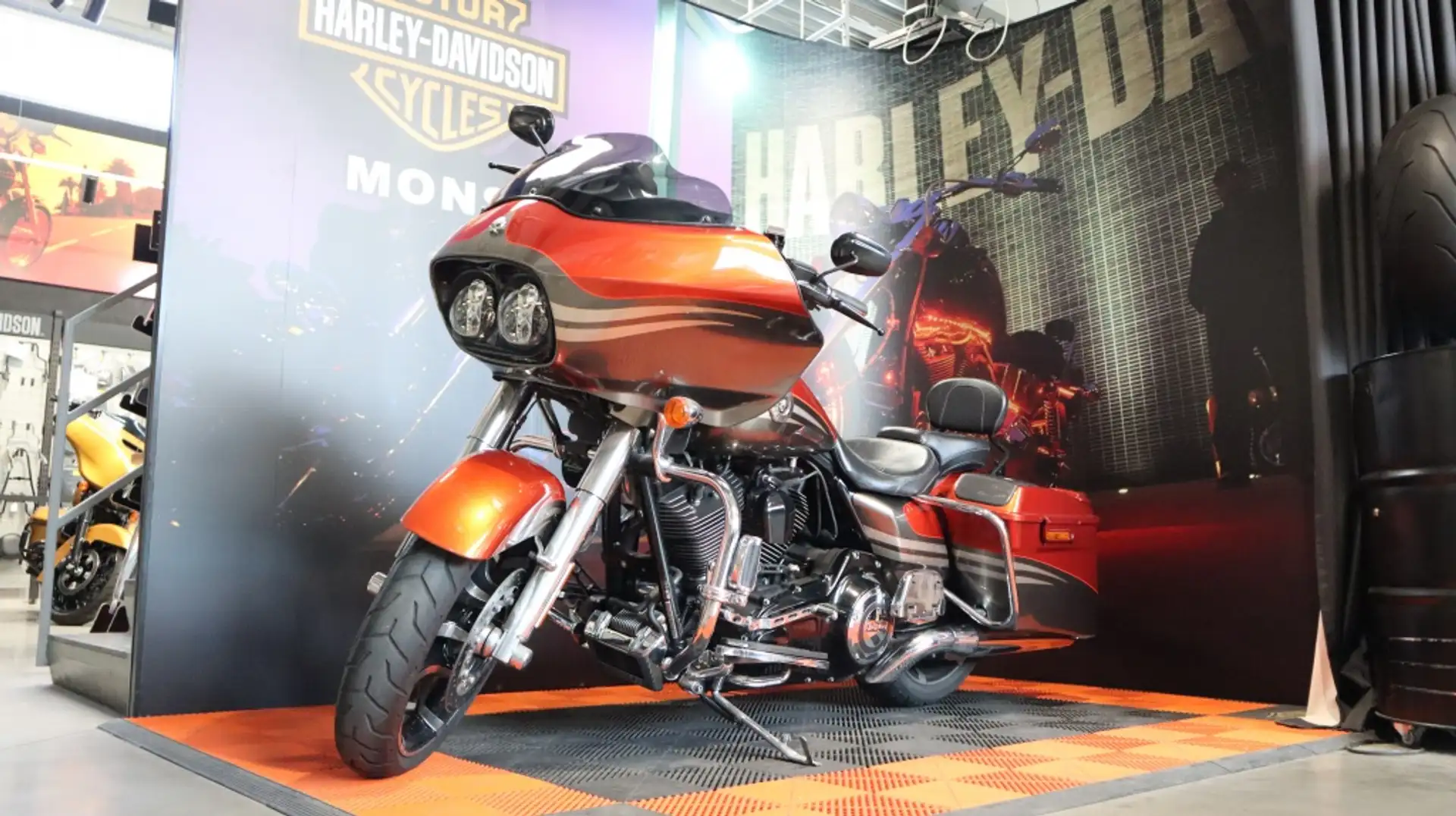 Harley-Davidson Road Glide Chopper C.V.O Orange - 1