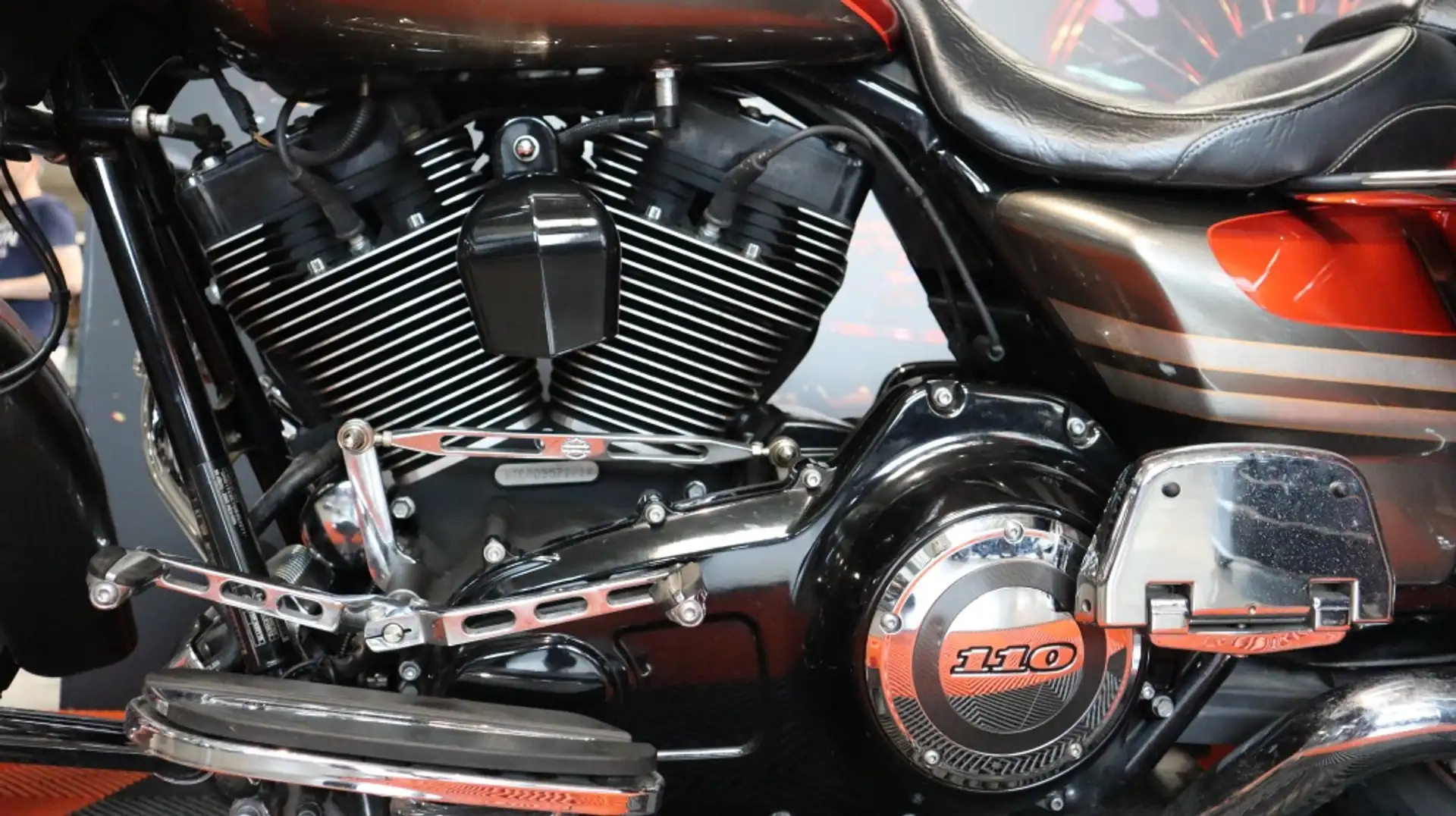 Harley-Davidson Road Glide Chopper C.V.O Orange - 2