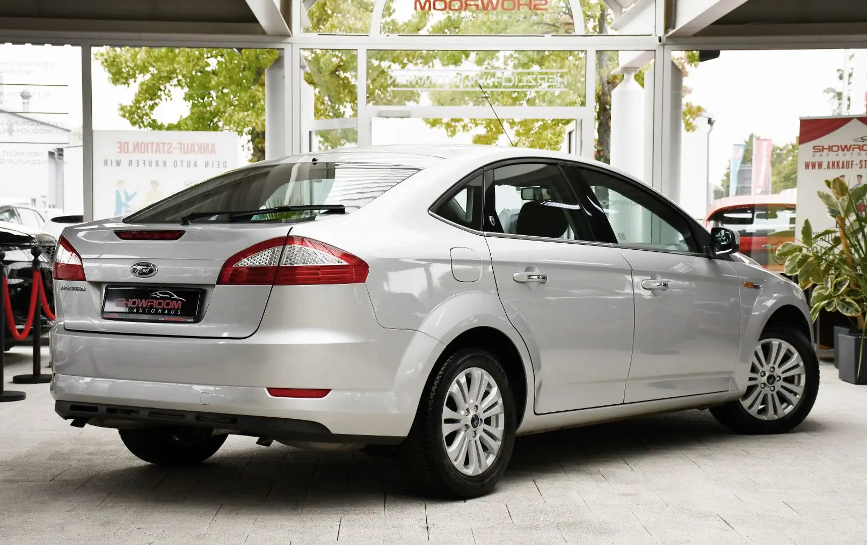 Ford Mondeo Lim. Ghia Rentner 1.Hand 29tkm! Silber - 2