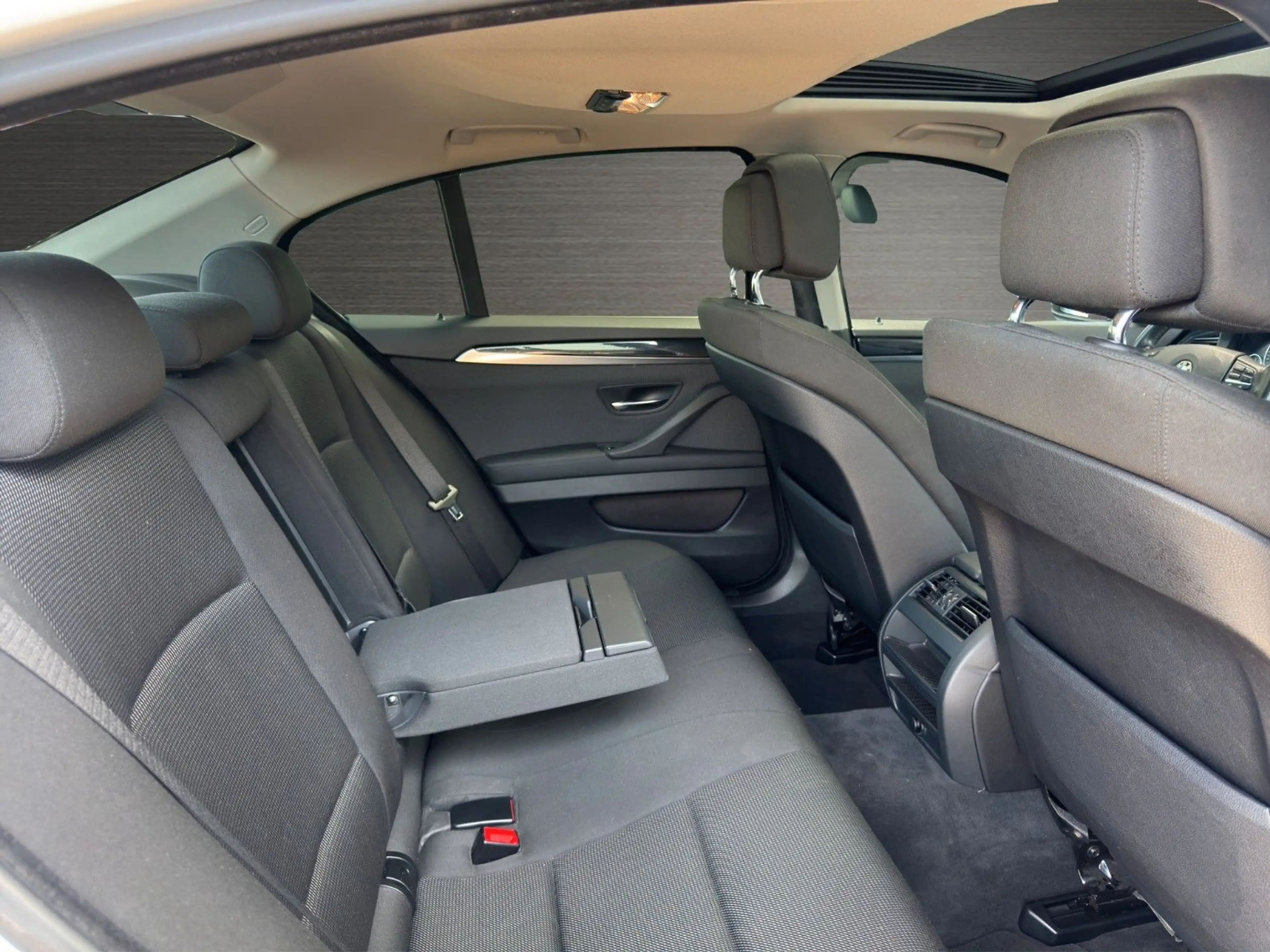 BMW 525 d Lim Automatik PDC SHZ Navi Tempo Schieb. — photo 13