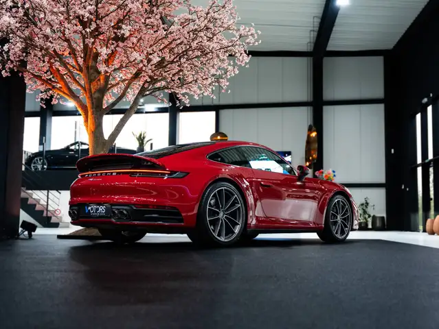 Porsche 911 view 6