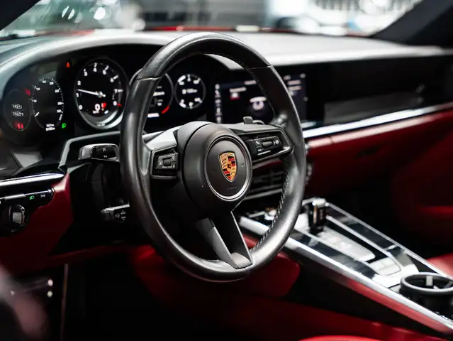 Porsche 911 view 7