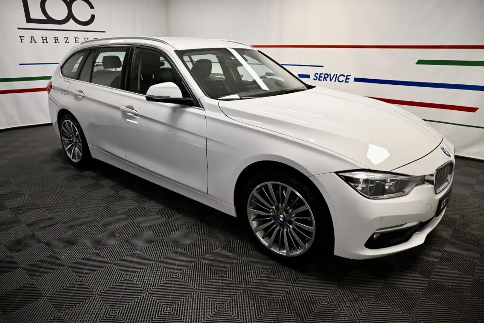 BMW 330 330d Touring xDrive Aut. Luxury Line Bianco - 1