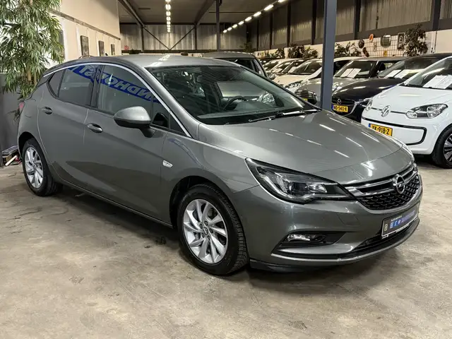 Opel Astra view 4