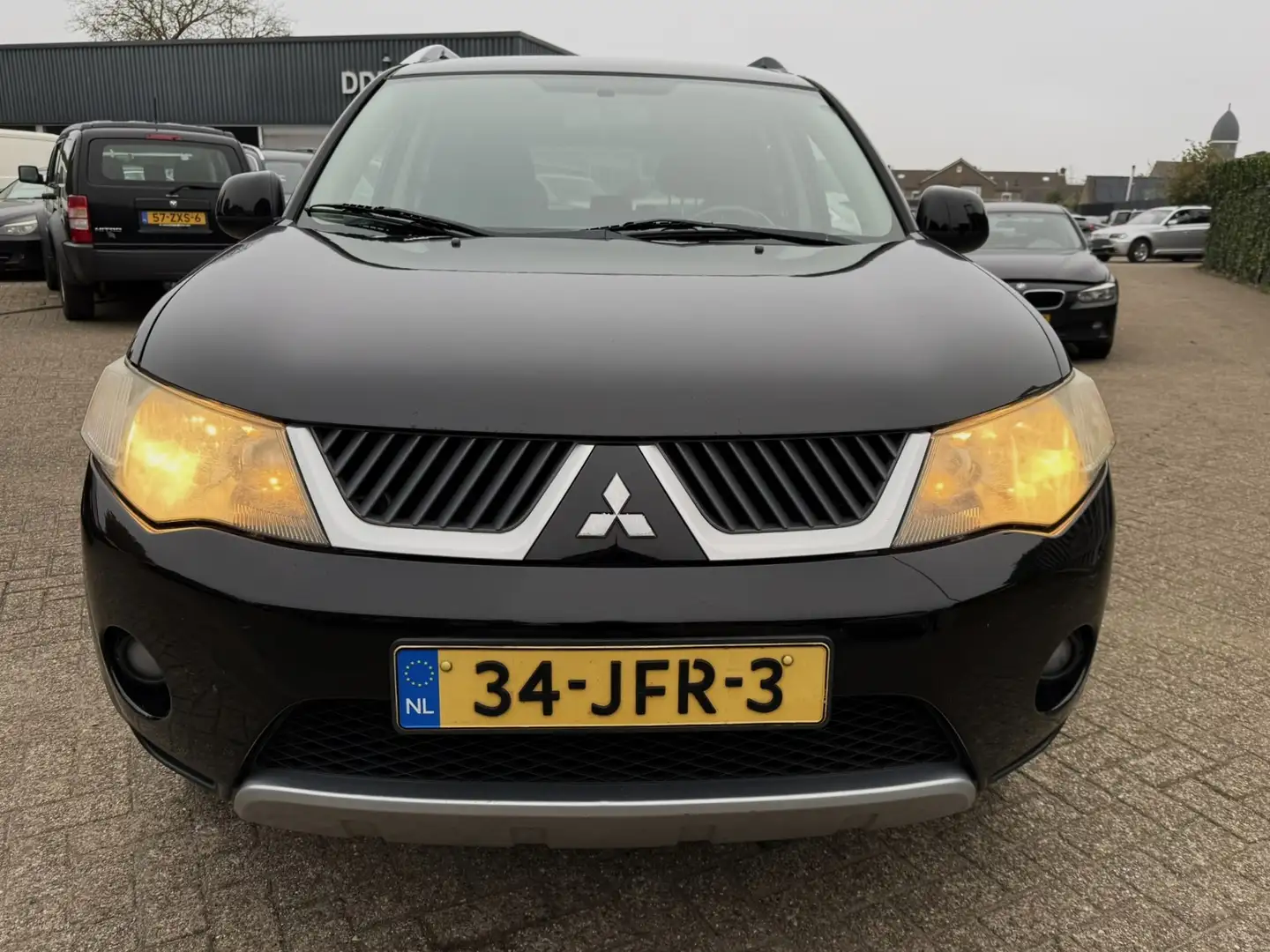 Mitsubishi Outlander 2.4 INSPIRE CLIMATE/LMV/TREKHAAK Чорний - 2