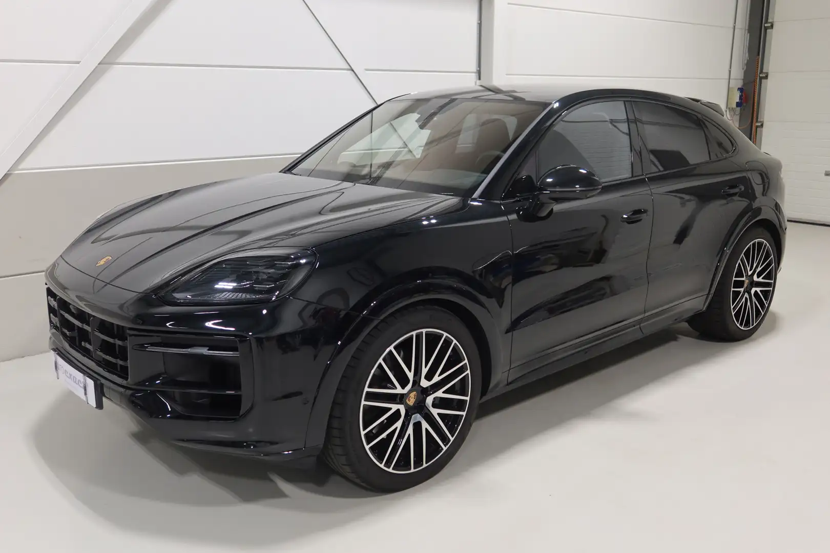 Porsche Cayenne Coupé 3.0 E-Hybrid I Sport Design I Sport Chrono I Zwart - 2