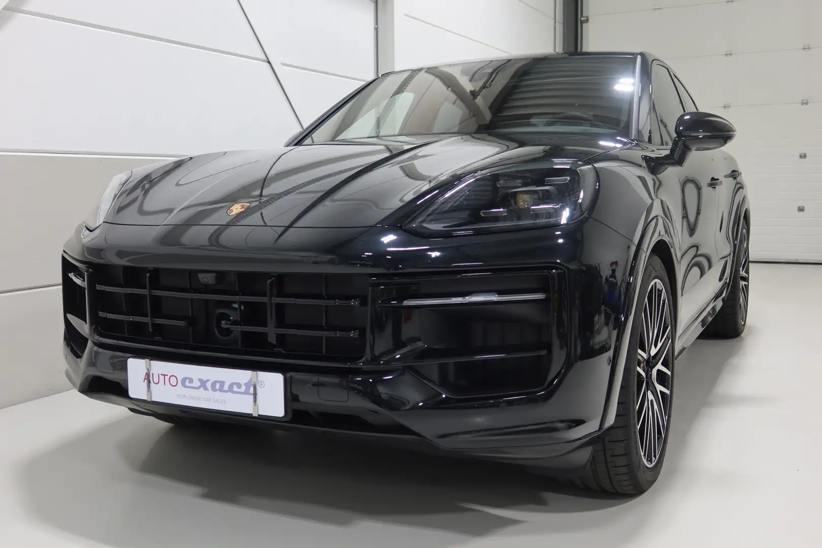 Porsche Cayenne Coupé 3.0 E-Hybrid I Sport Design I Sport Chrono I Zwart - 1
