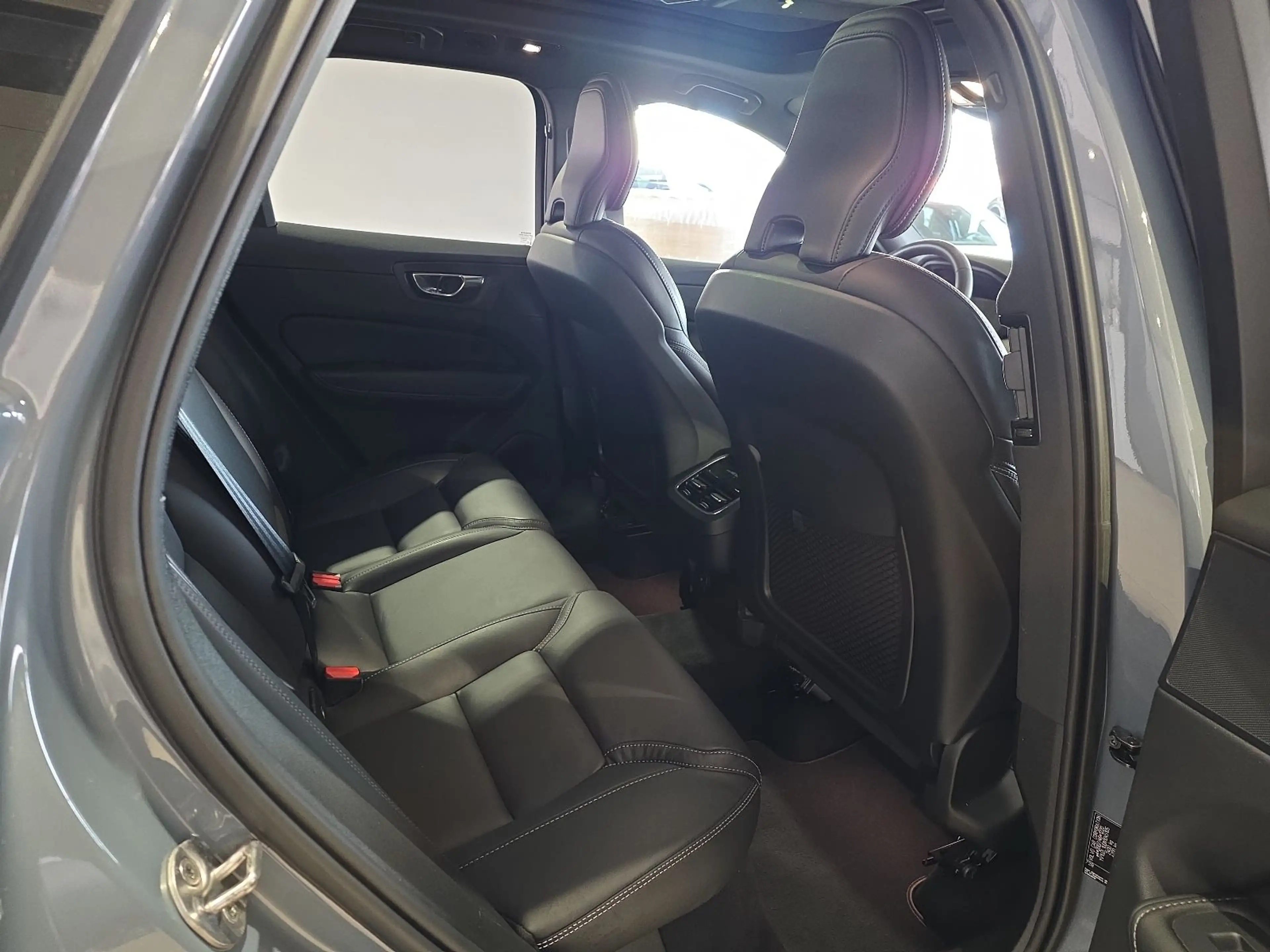 Volvo XC60 B5 R-Design Massage FourC 22Zoll 360° Pano — photo 13