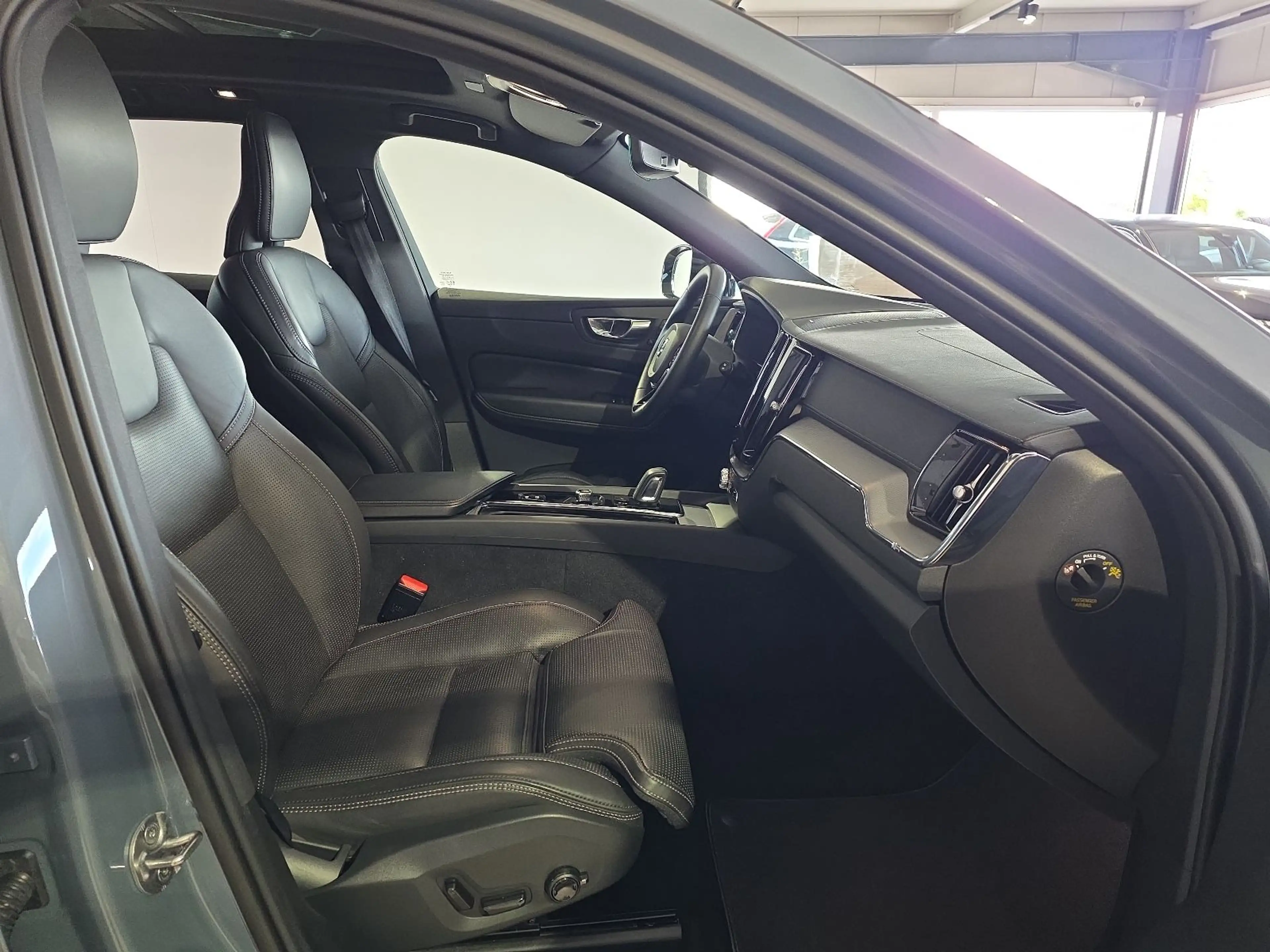 Volvo XC60 B5 R-Design Massage FourC 22Zoll 360° Pano — photo 11