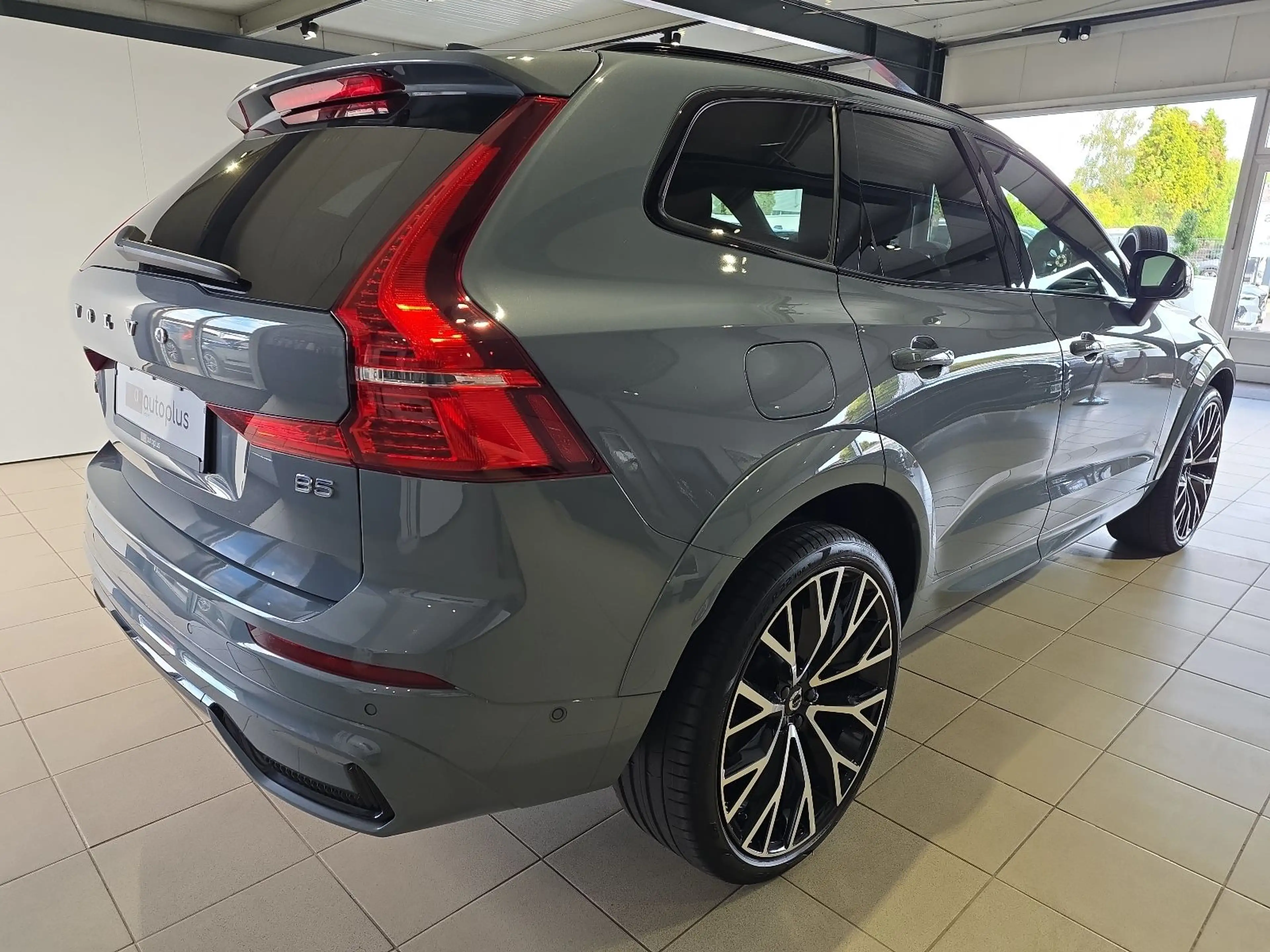 Volvo XC60 B5 R-Design Massage FourC 22Zoll 360° Pano — photo 6